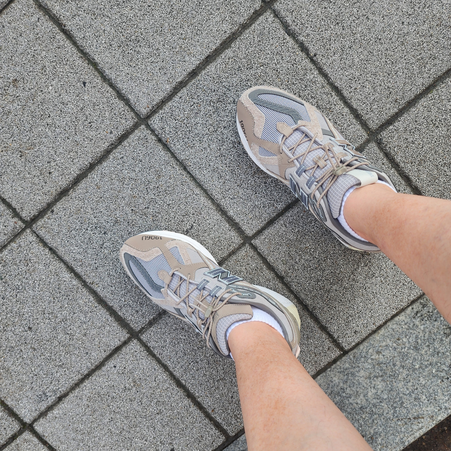 New Balance x Invincible x N.Hoolywood 1906U Grey 착용 스타일 - 1