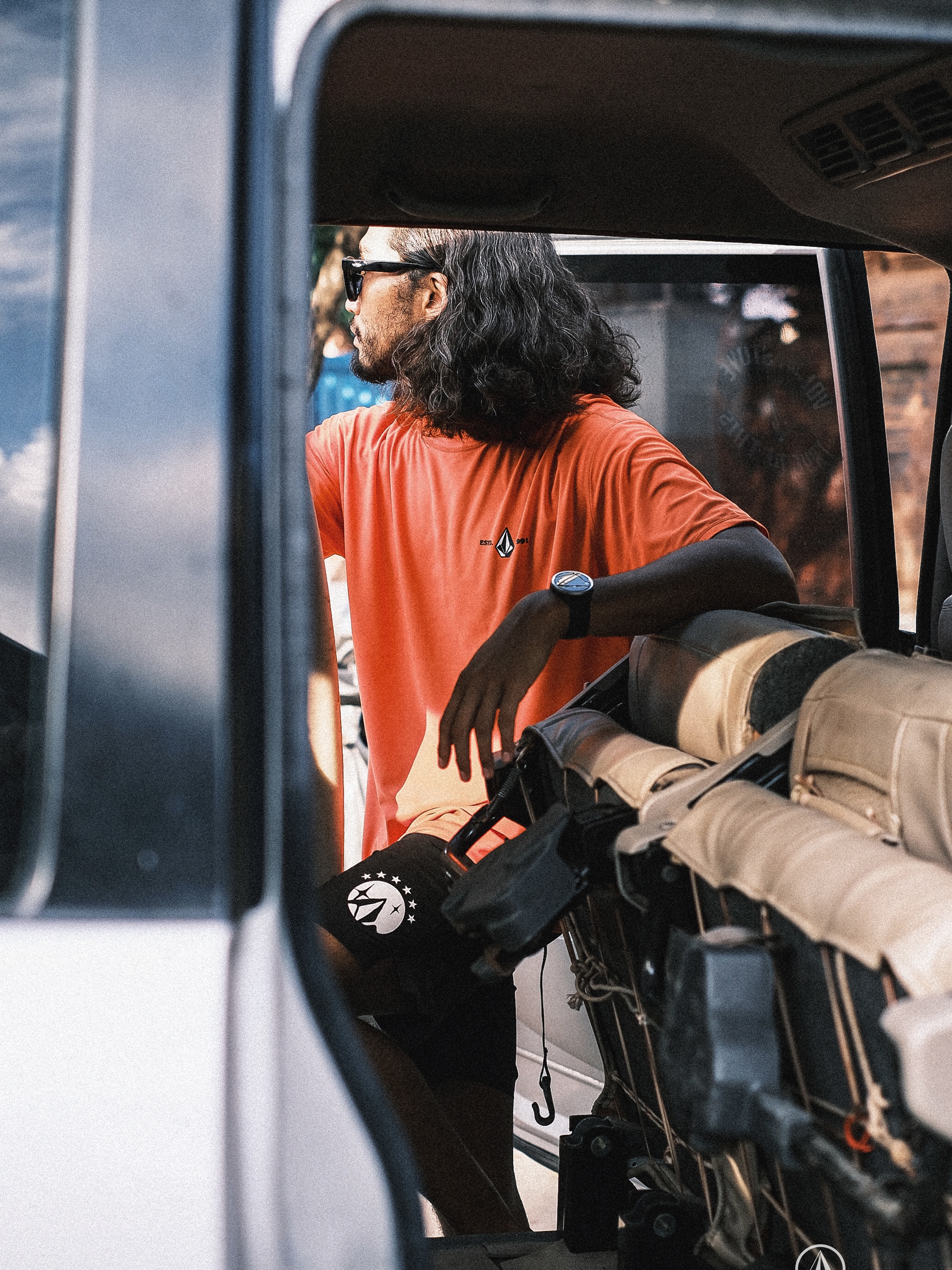 Volcom Mechanic Short Sleeve Rash Guard Neon Orange, Volcom More Than Alive Center Trunk Black 착용 스타일