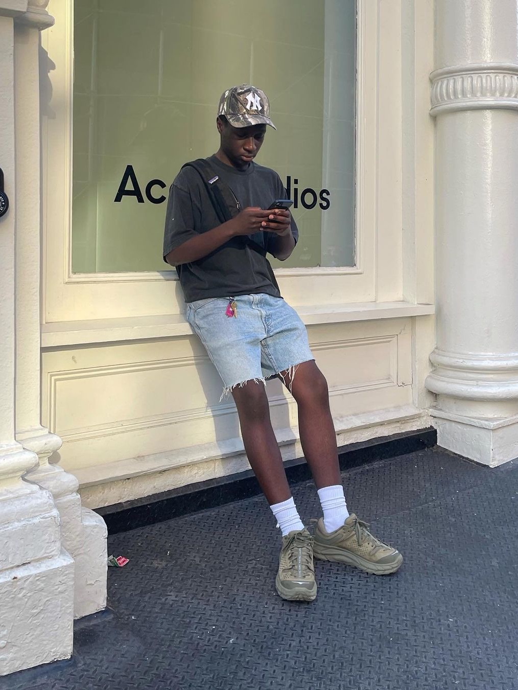 Suade Carpenter Denim Shorts Light Blue, Supreme Script Baggy Denim Short Washed Indigo - 24SS 착용 스타일 - 2