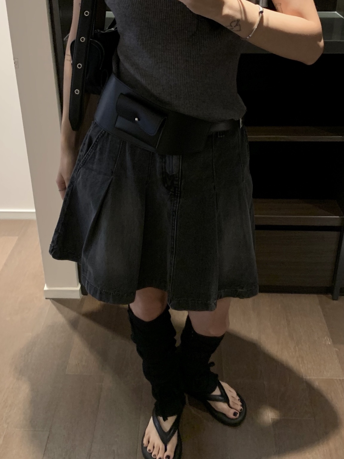 Matin Kim Madeleine Round Bag Black 착용 스타일 - 2