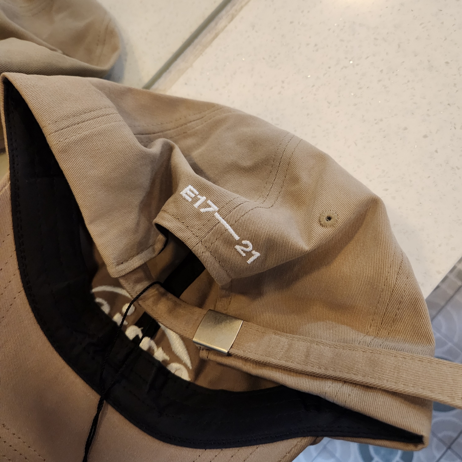 Emis New Logo Emis Cap Beige 착용 스타일 - 1