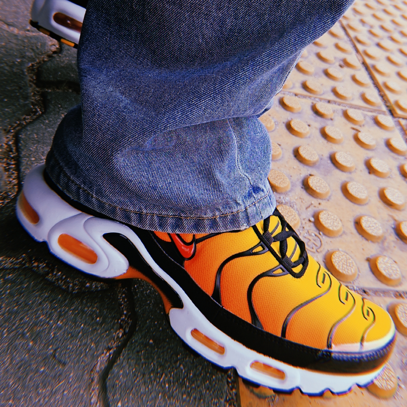 Nike Air Max Plus Bright Ceramic and Tour Yellow 착용 스타일 - 1