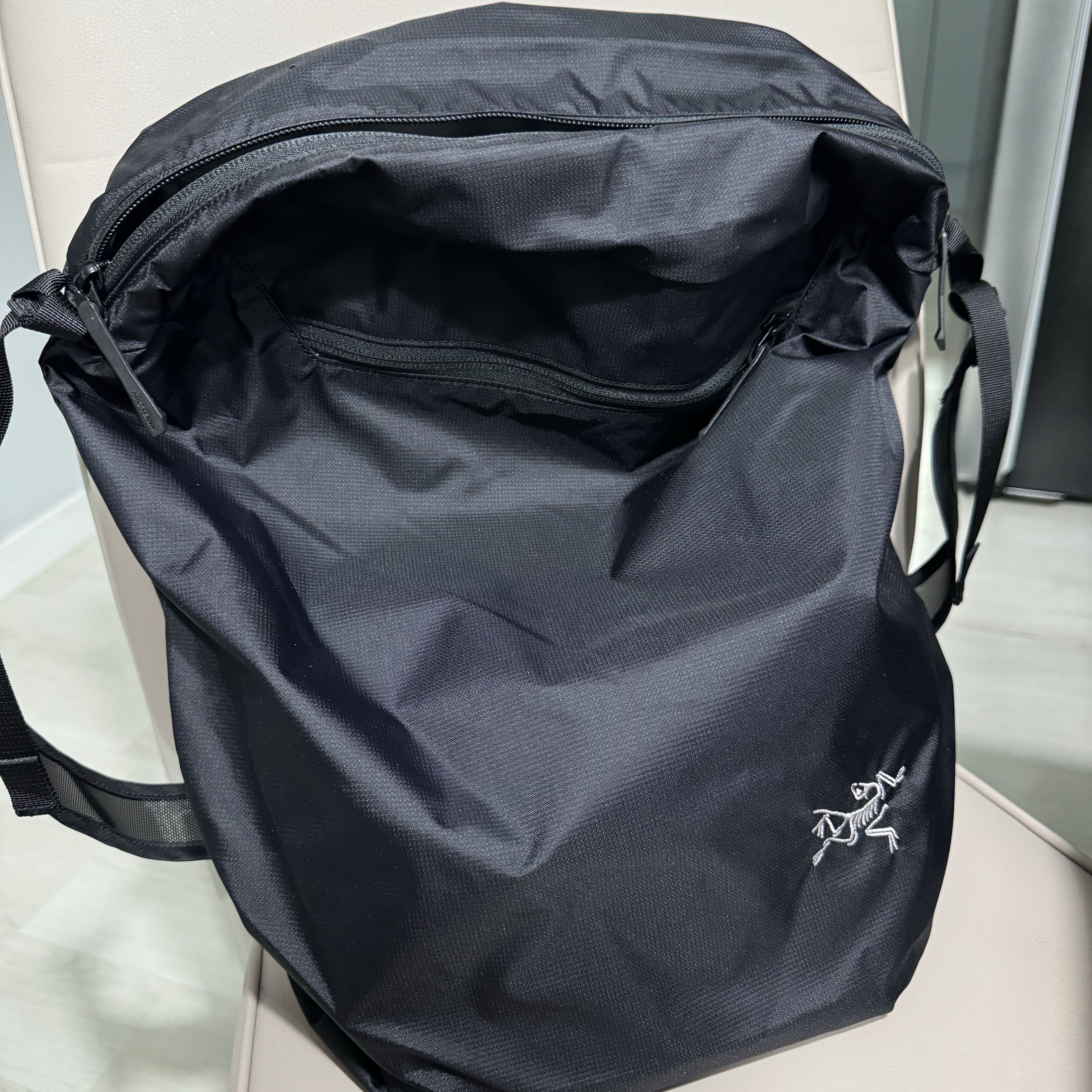 Arc'teryx Heliad 12 Tote Black 착용 스타일