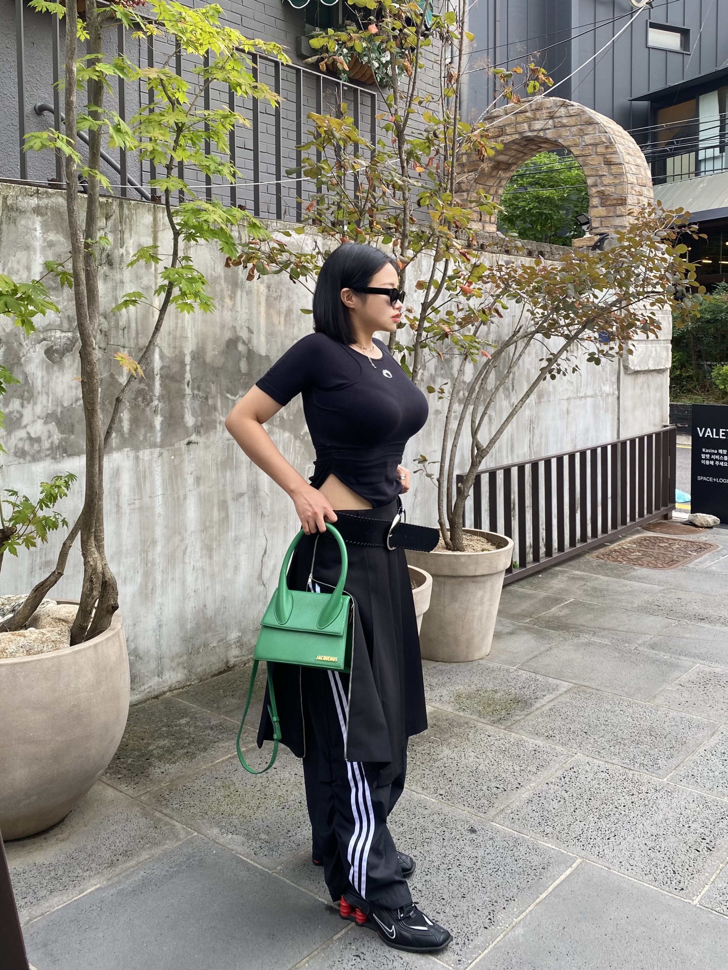 Nike x Martine Rose Shox MR4 Black, Jacquemus Le Chiquito Moyen Signature Handbag Green 착용 스타일