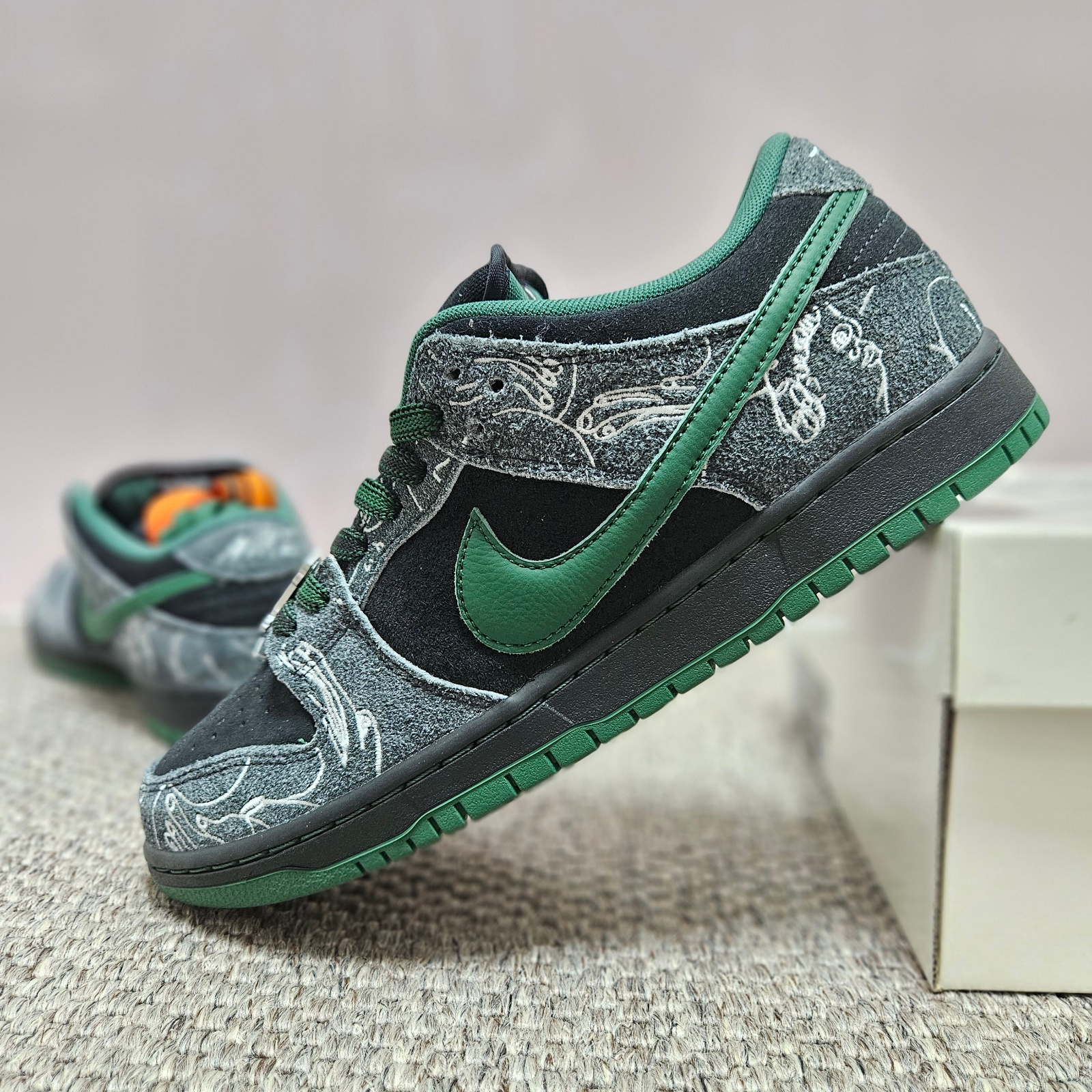 Nike x There SB Dunk Low Pro Anthracite and Gorge Green 착용 스타일 - 1