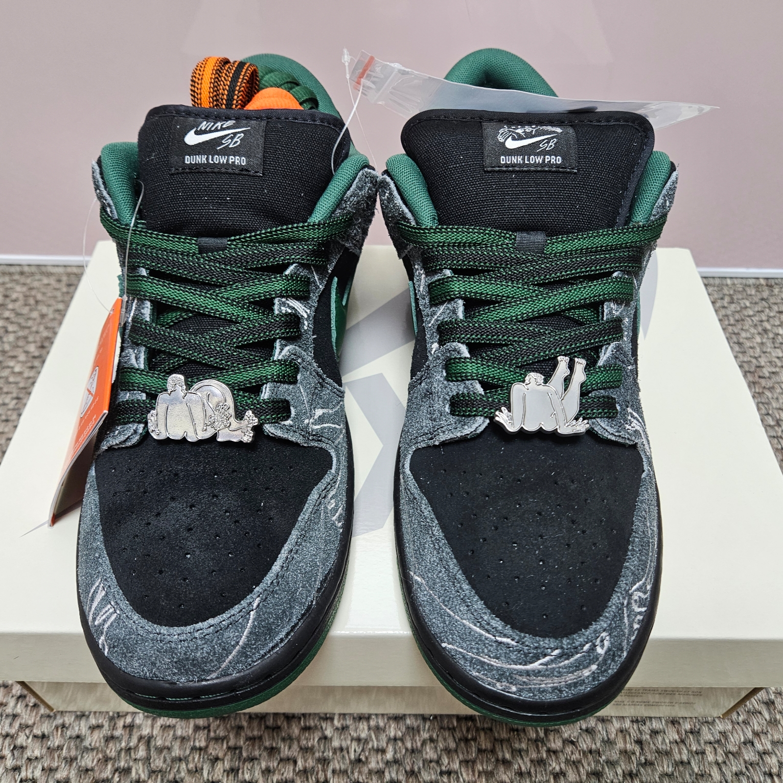 Nike x There SB Dunk Low Pro Anthracite and Gorge Green 착용 스타일 - 2