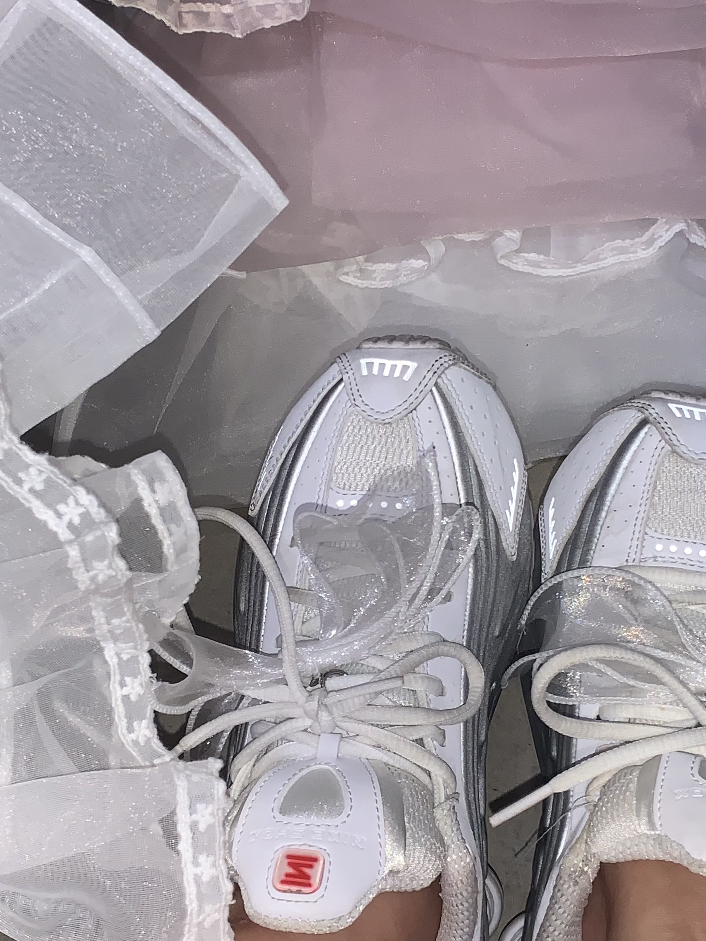 (W) Nike Shox R4 White Metallic Silver 착용 스타일 - 1