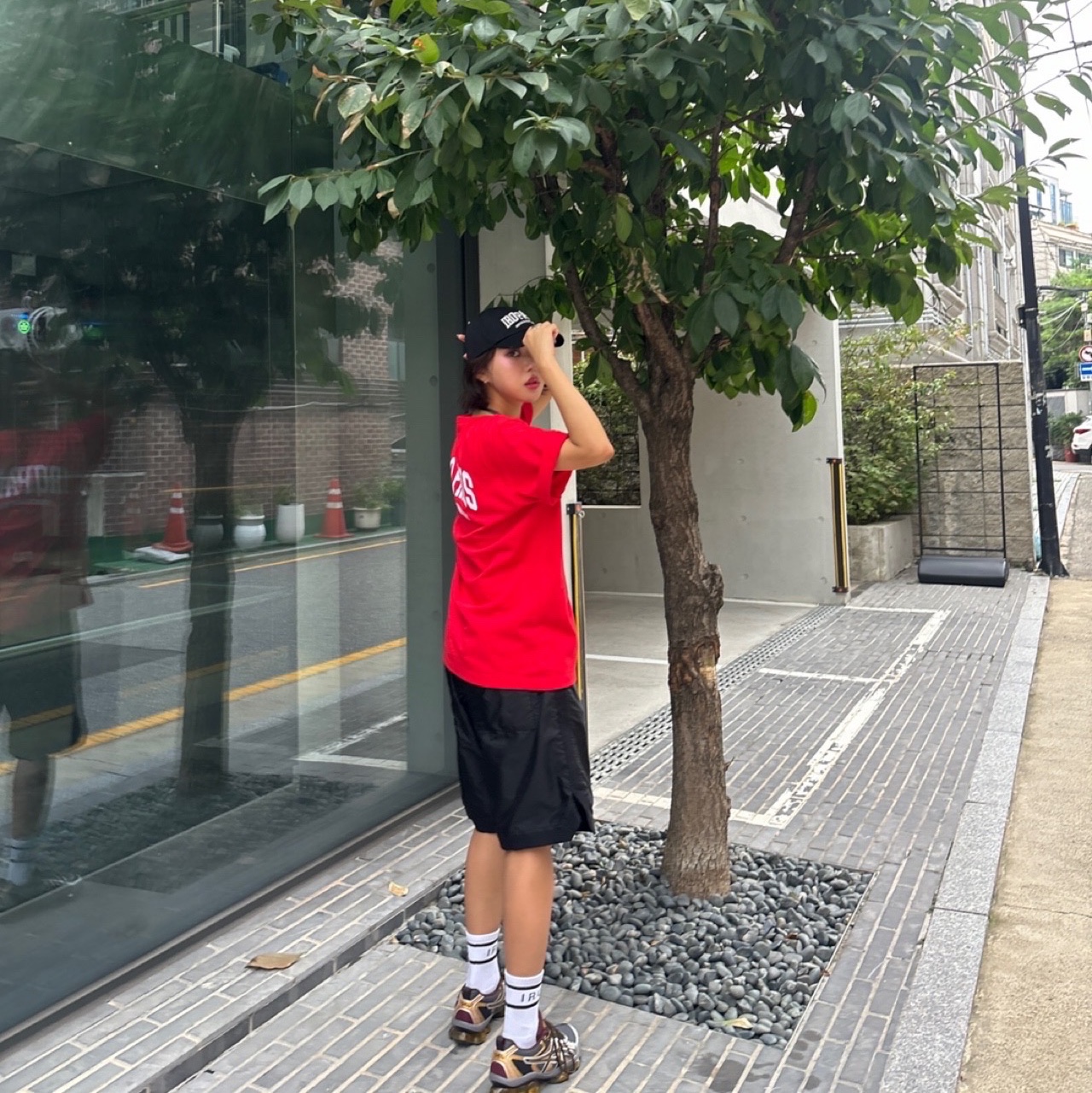 Iro Club De Paris Edition Cotton Ball Cap Black, Iro Club De Paris Edition Cotton T-Shirt Red 착용 스타일 - 3