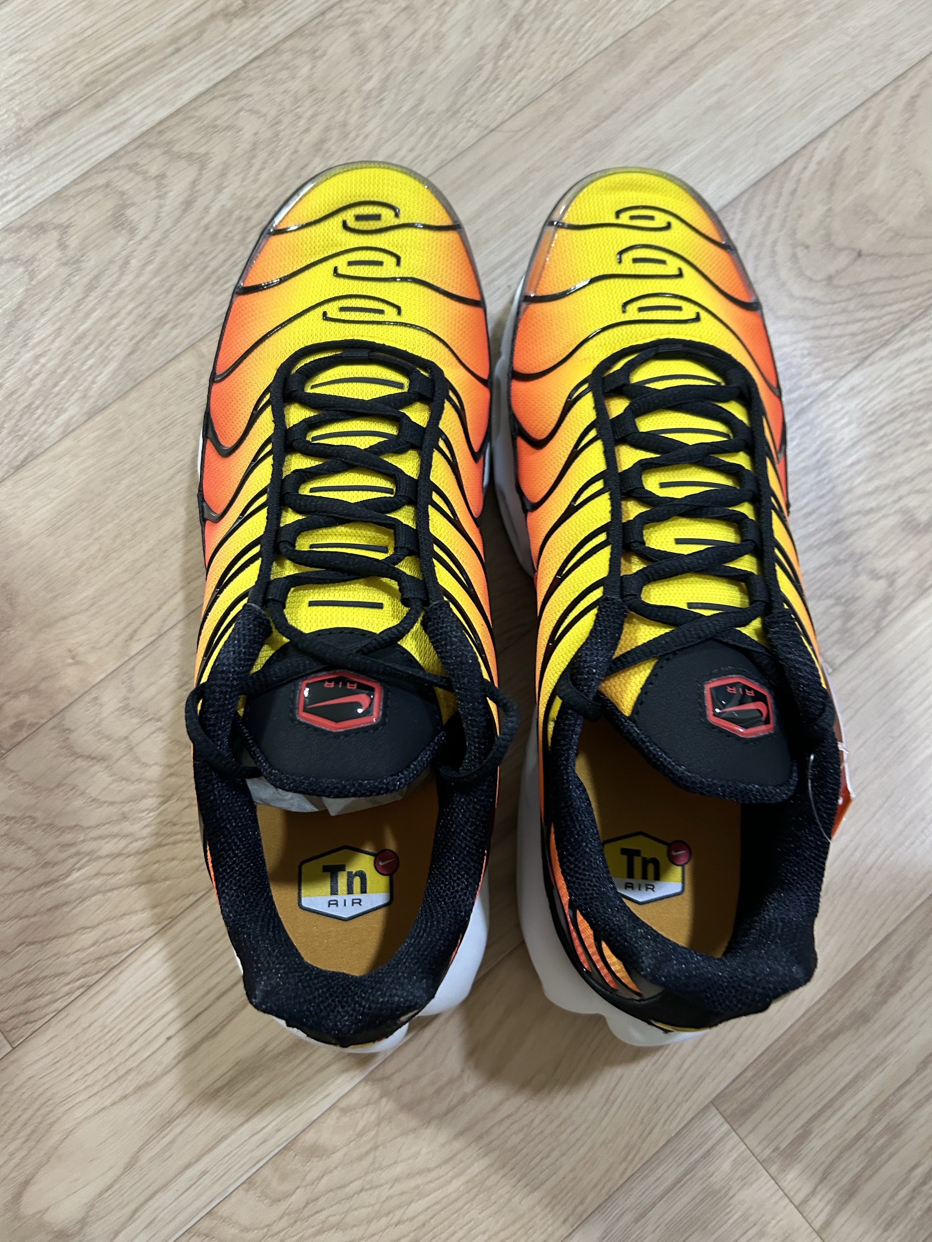 Nike Air Max Plus Bright Ceramic and Tour Yellow 착용 스타일