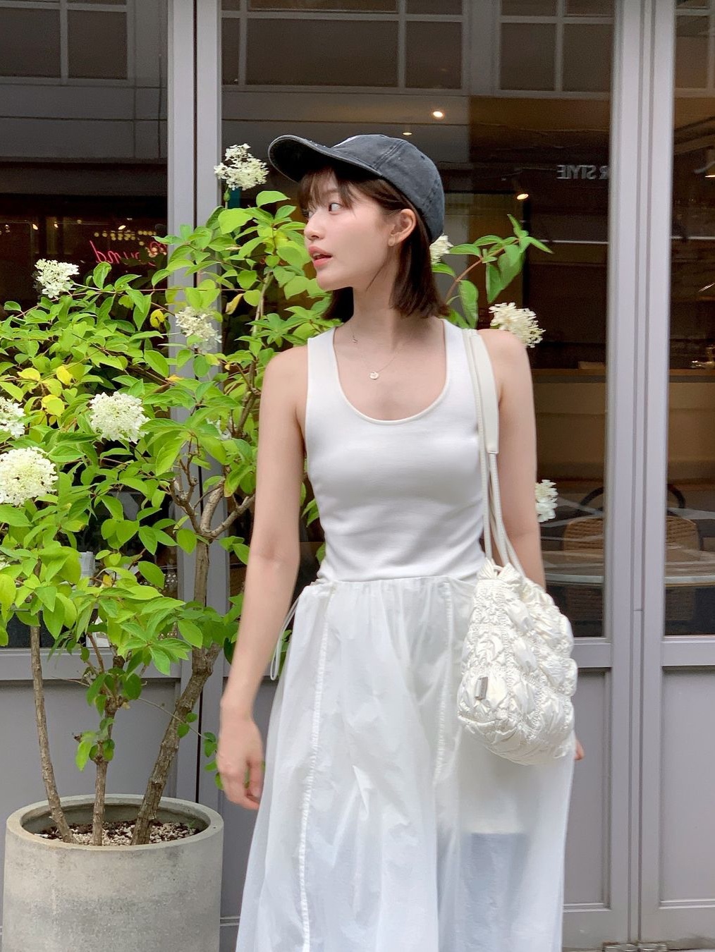 Carlyn Twee Soft Mini Pearl White_H74112010I, Carlyn Twee Soft Mini Taupe_H74112010Tp 착용 스타일
