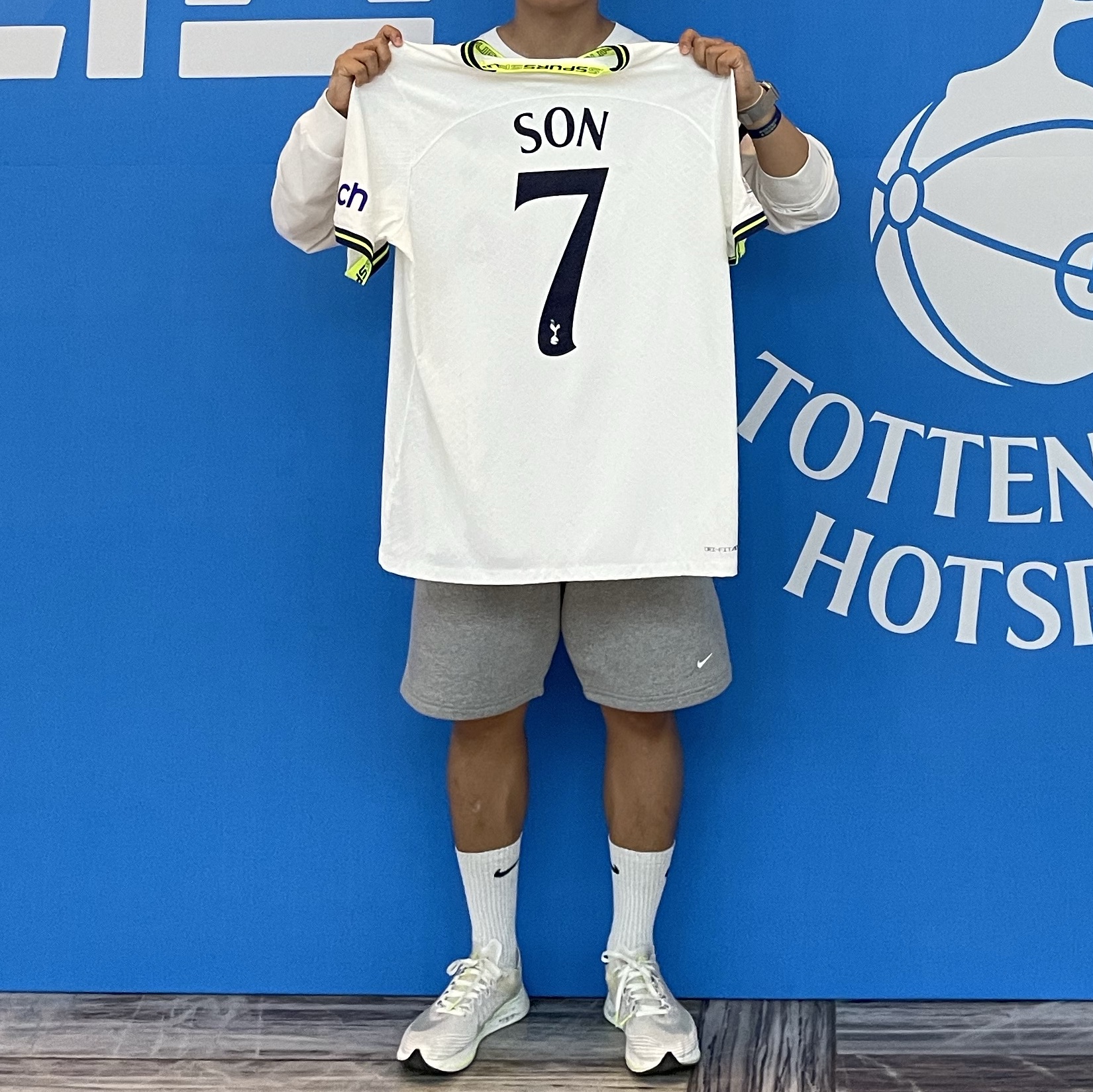 Nike NRG Solo Swoosh Fleece Shorts Dark Grey Heather - Asia, Nike Tottenham Hotspur 2022/23 Dri-Fit Stadium Home Jersey White (Non Marking Ver.) 착용 스타일