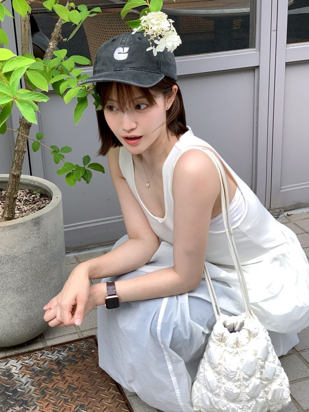 Carlyn Twee Soft Mini Pearl White_H74112010I, Carlyn Twee Soft Mini Charcoal_H74112010C 착용 스타일
