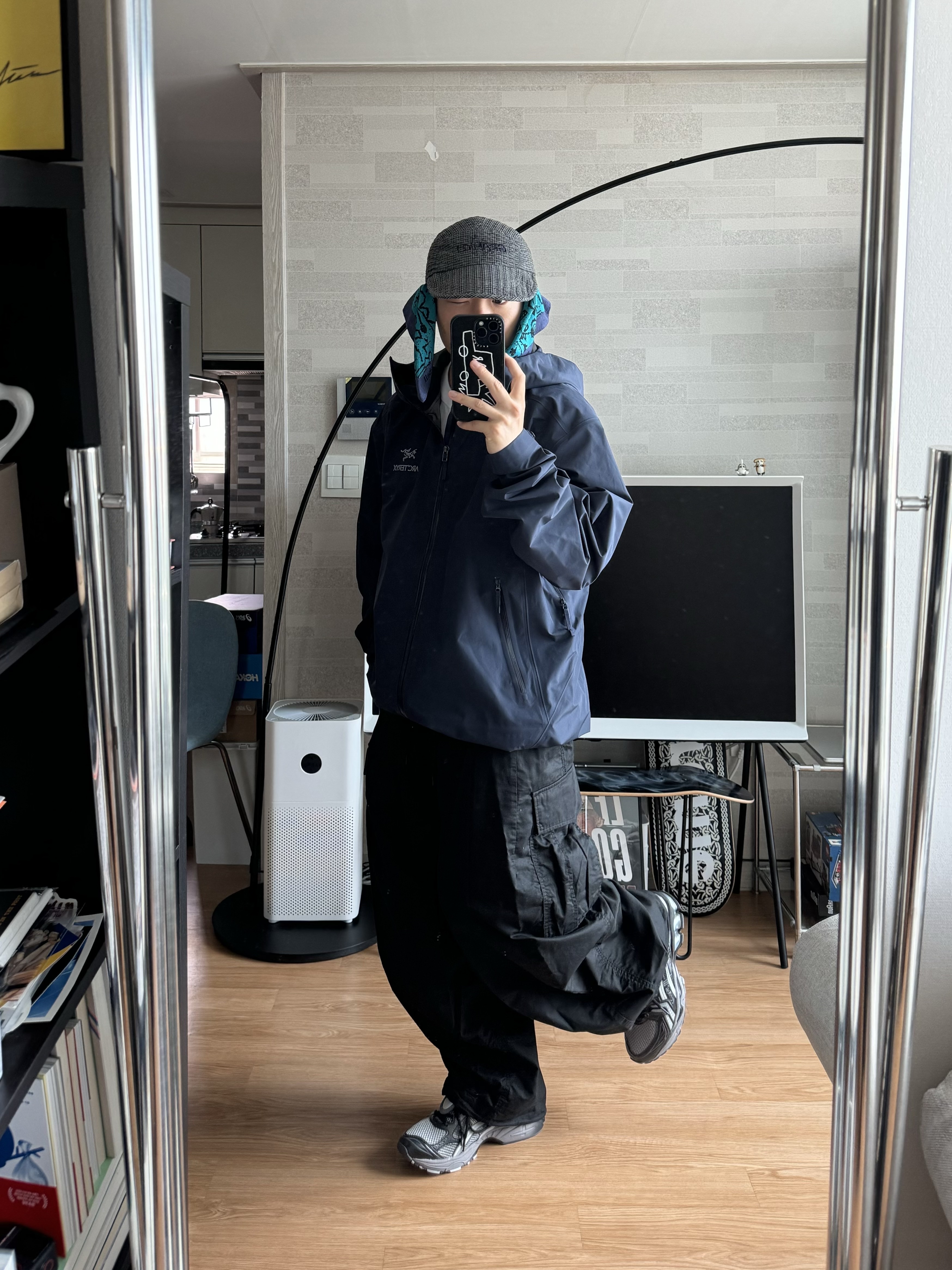 Arc'teryx Beta LT Jacket Black Sapphire, Asics x The Museum Visitor Gel-Kayano 14 Clay Grey Glacier Grey 착용 스타일