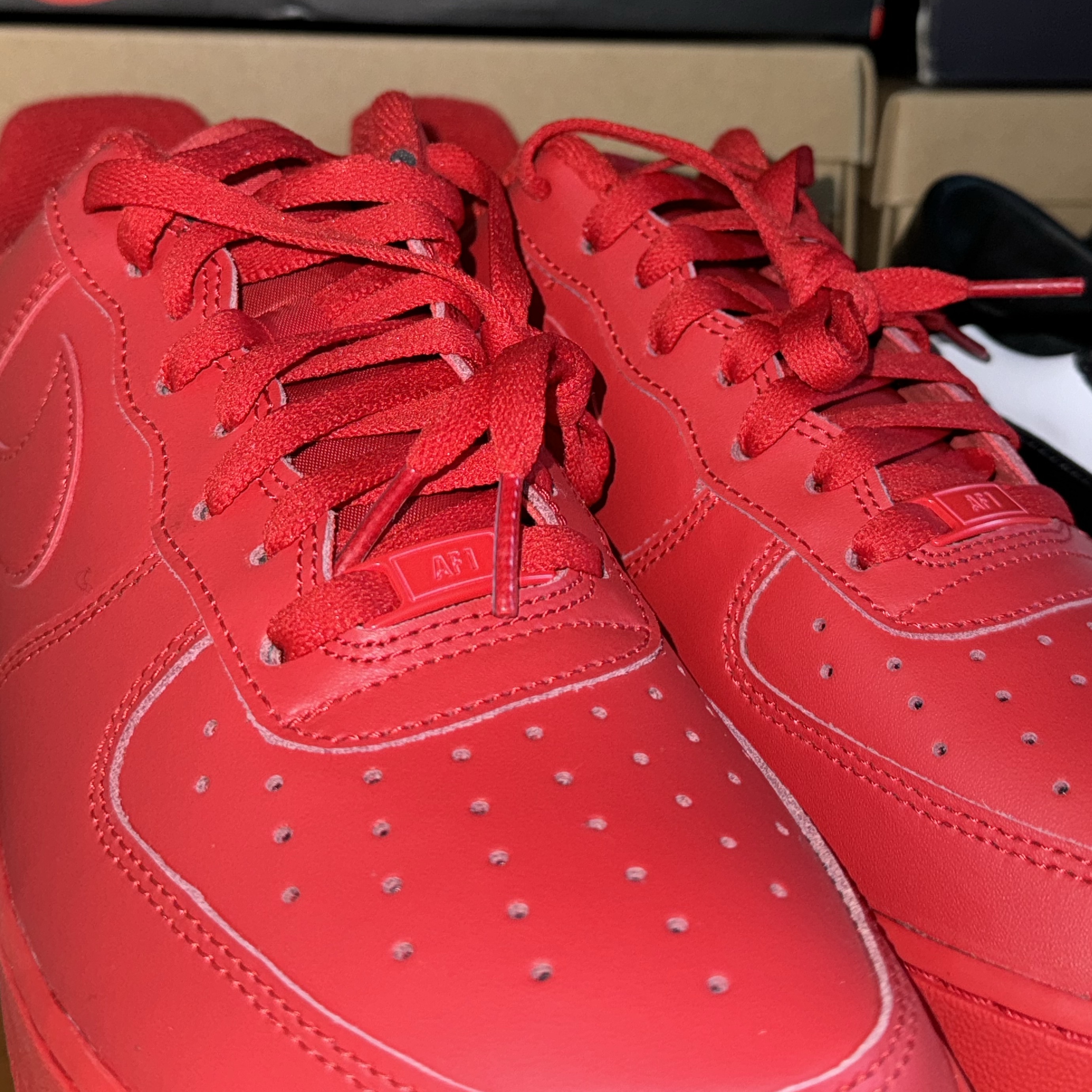 Nike Air Force 1 '07 LV8 Low 1 Triple Red 착용 스타일