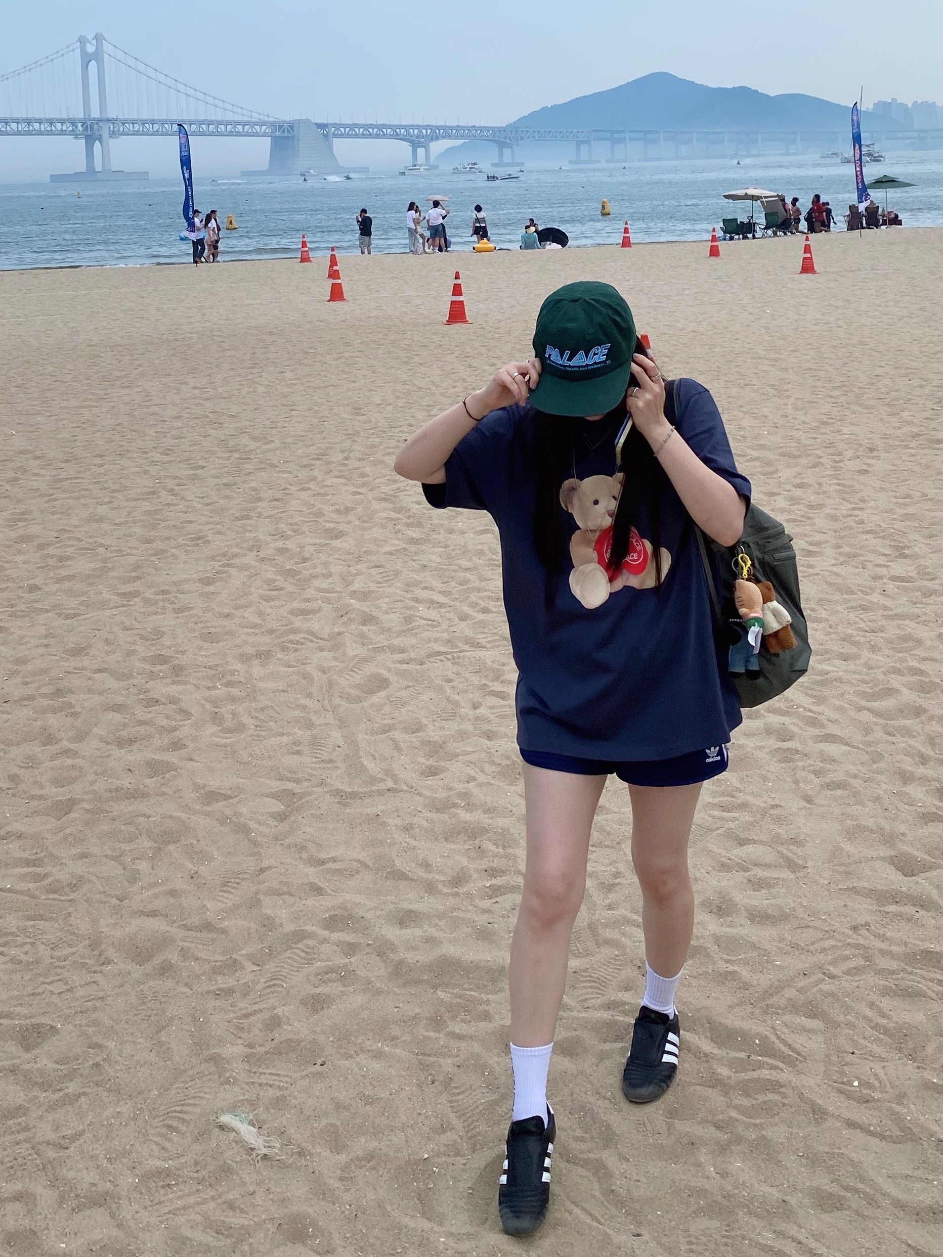 Palace Wellness Pal Hat Green - 24SS, Palace Teddy T-Shirt Navy - 24SS 착용 스타일