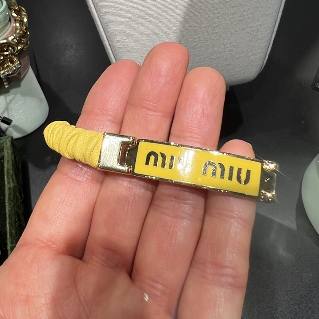 (W) Miu Miu Nappa Leather and Metal Bracelet With Logo Sunny Yellow 착용 스타일