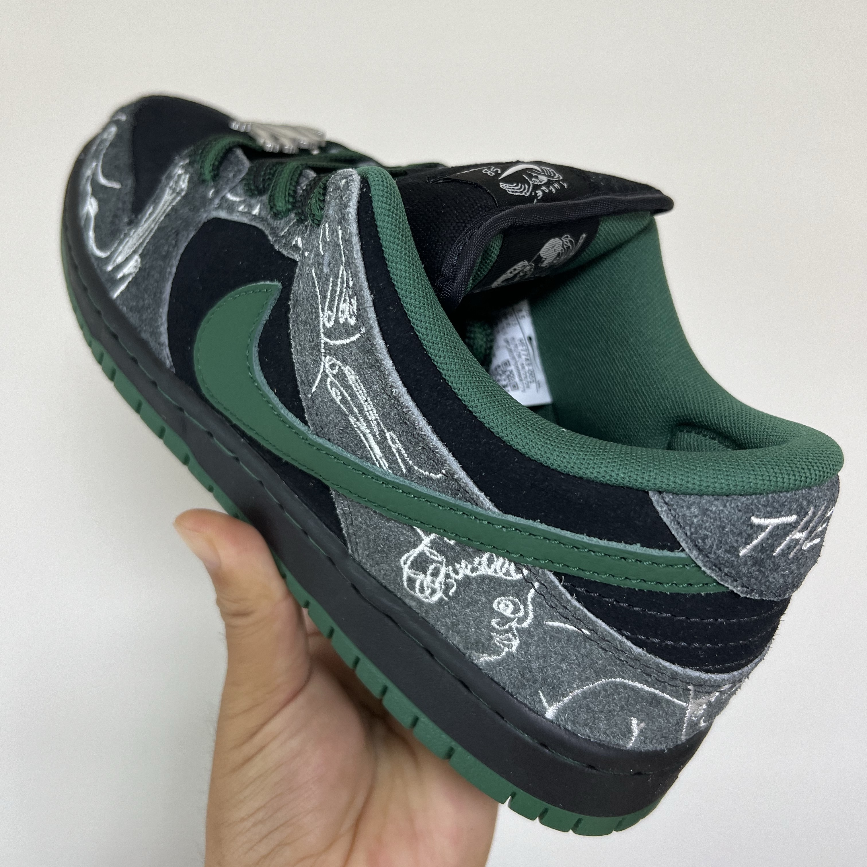 Nike x There SB Dunk Low Pro Anthracite and Gorge Green 착용 스타일 - 2