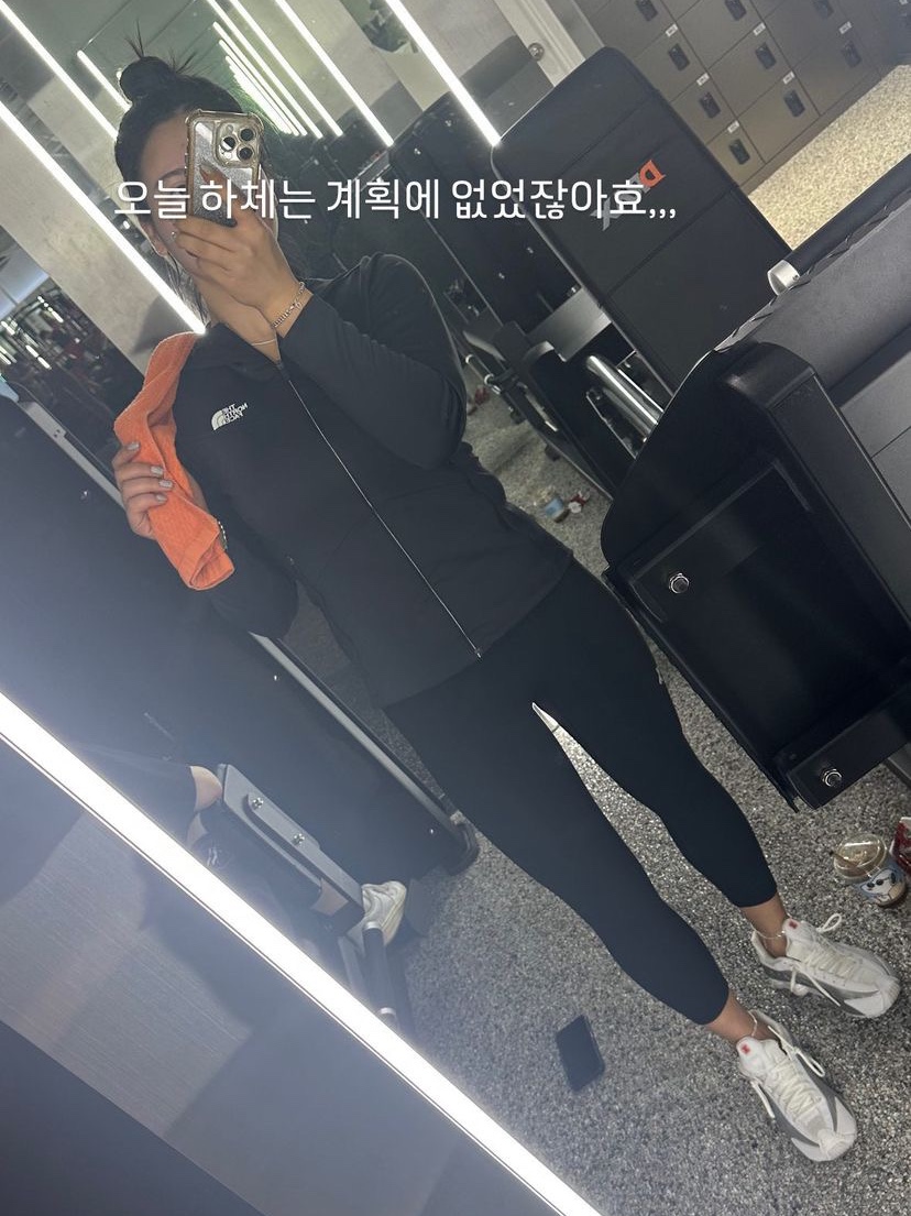 (W) Nike Shox R4 White Metallic Silver 착용 스타일 - 2