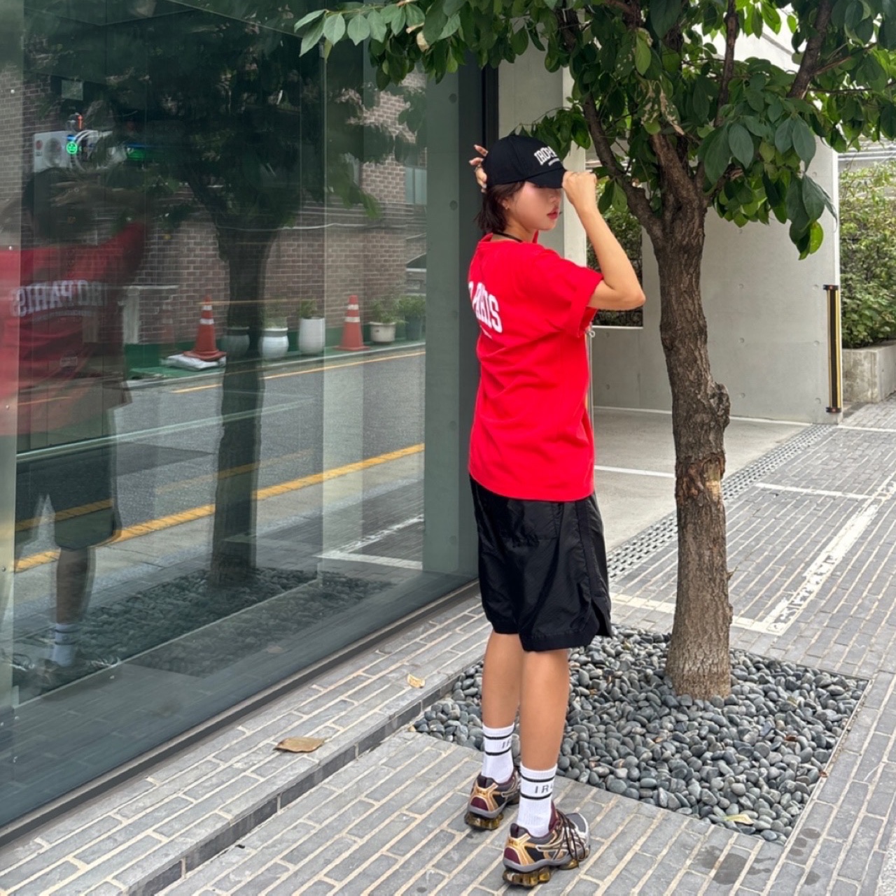 Iro Club De Paris Edition Cotton Ball Cap Black, Iro Club De Paris Edition Cotton T-Shirt Red 착용 스타일 - 7