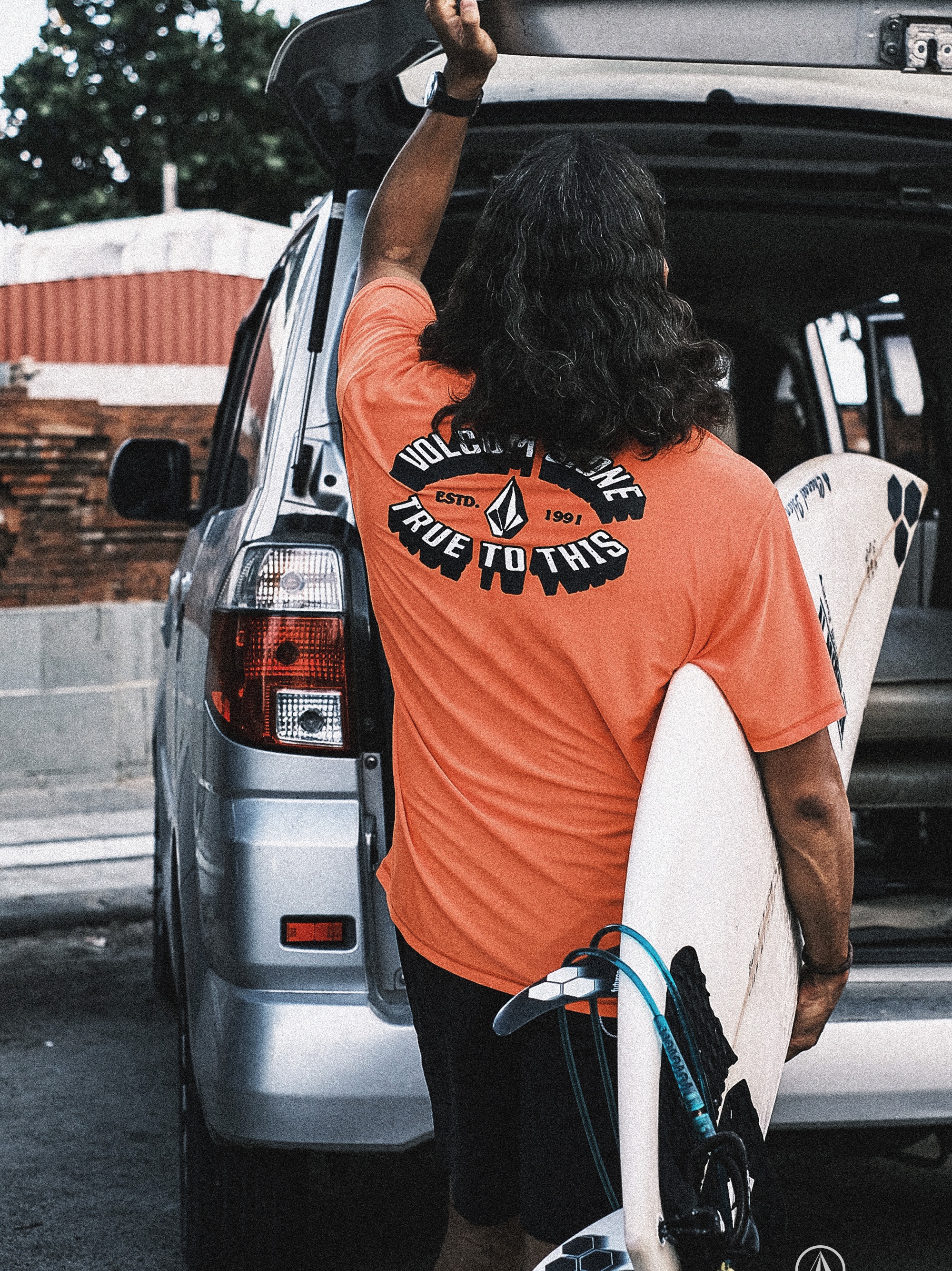 Volcom Mechanic Short Sleeve Rash Guard Neon Orange 착용 스타일