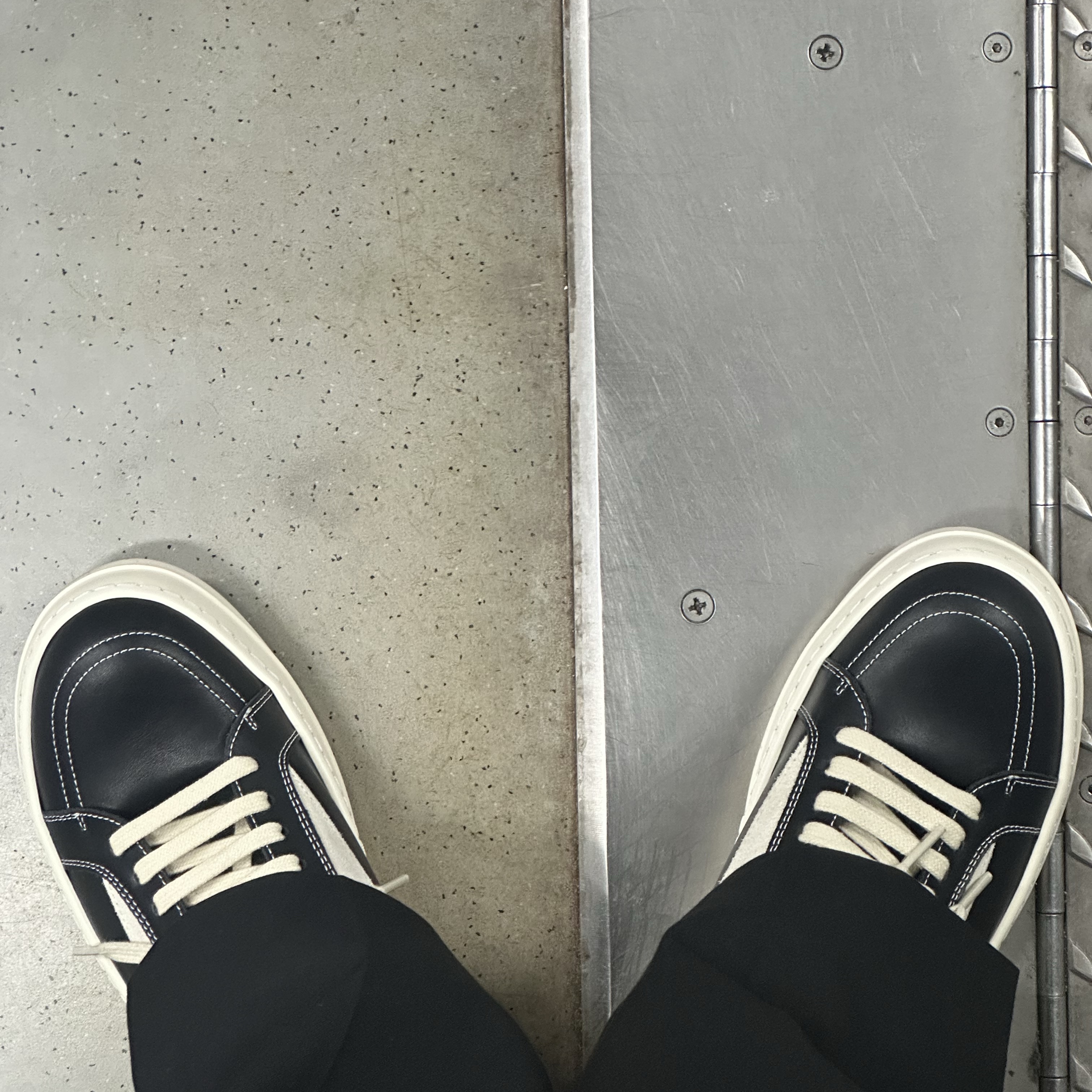 Rick Owens Luxor Vintage Sneakers Black Milk 착용 스타일