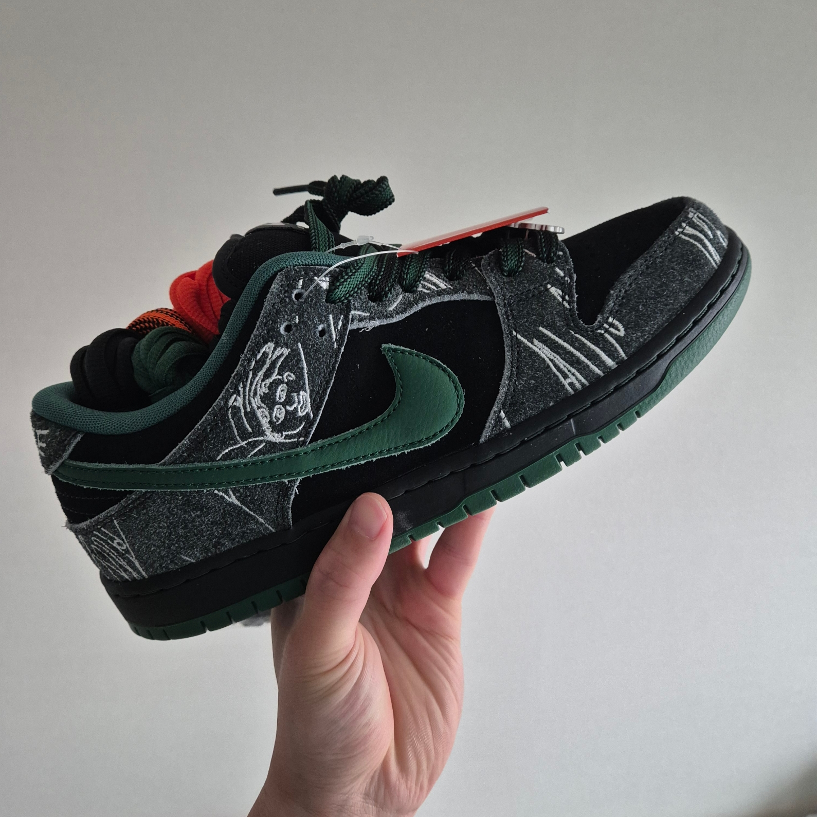 Nike x There SB Dunk Low Pro Anthracite and Gorge Green 착용 스타일 - 1