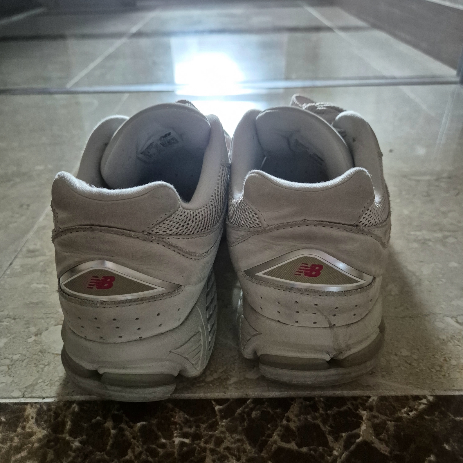 New Balance 2002R Beige 착용 스타일 - 2