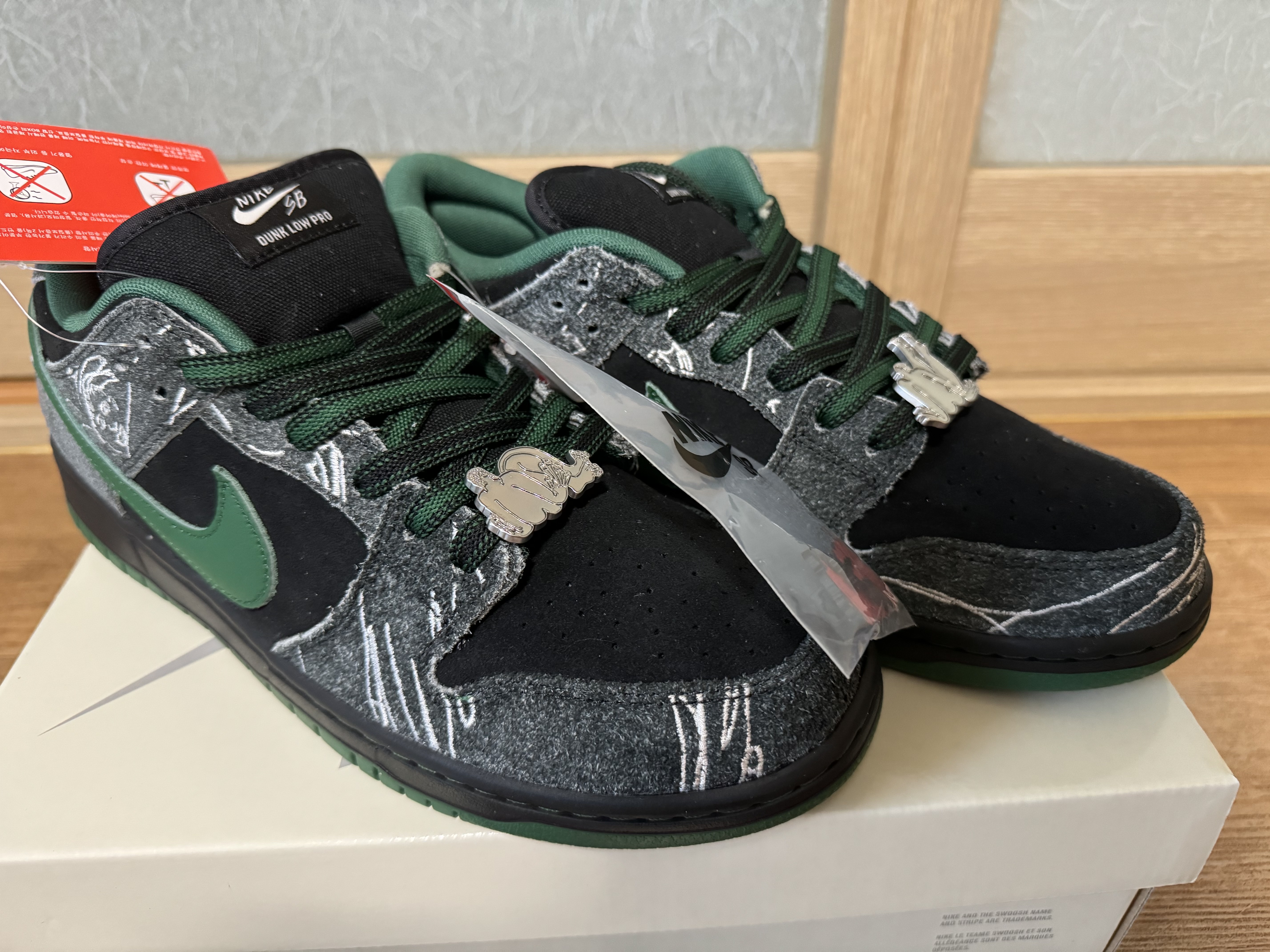 Nike x There SB Dunk Low Pro Anthracite and Gorge Green 착용 스타일