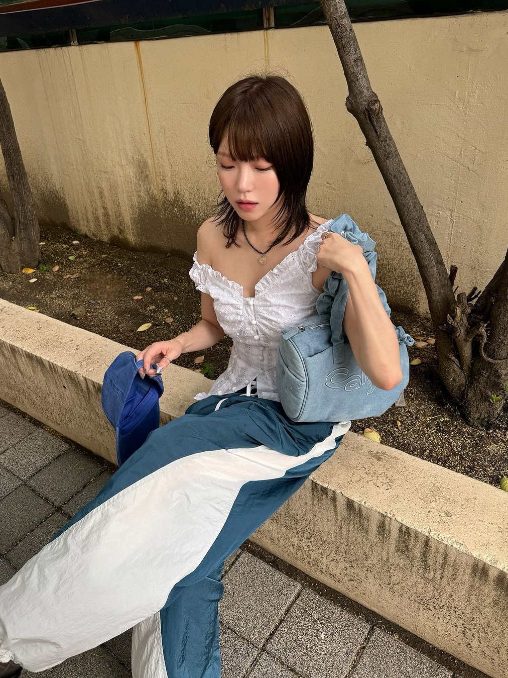 Carlyn Tia Denim Blue_H74104020DU, Carlyn Tia Navy_H74104020N 착용 스타일