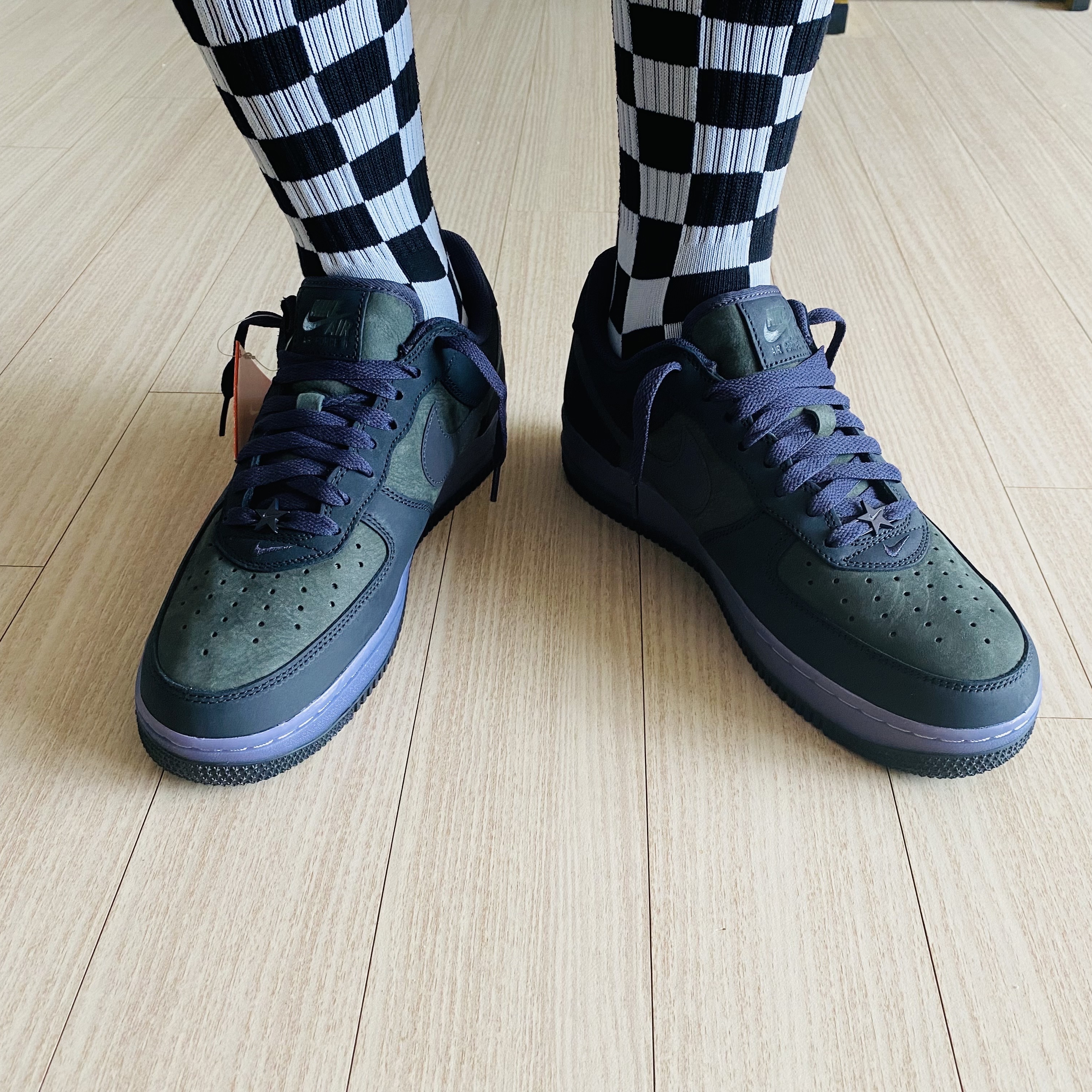 Nike Air Force 1 Retro Seoul Black and Sequoia, Stussy Metal Bent Crown Keychain Silver 착용 스타일 - 1