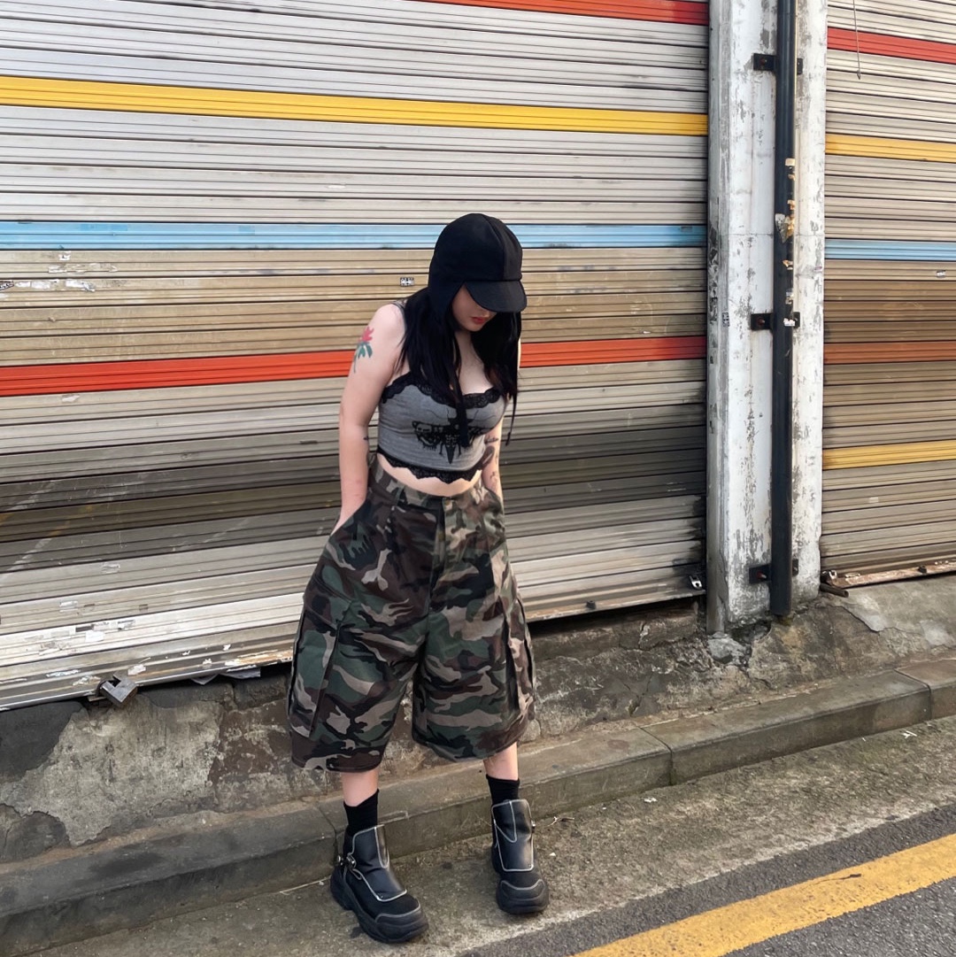 Undermycar Mu.44 Anti Fxxking Logo Play Big Cargo Camo Shorts Camo Khaki 착용 스타일 - 2