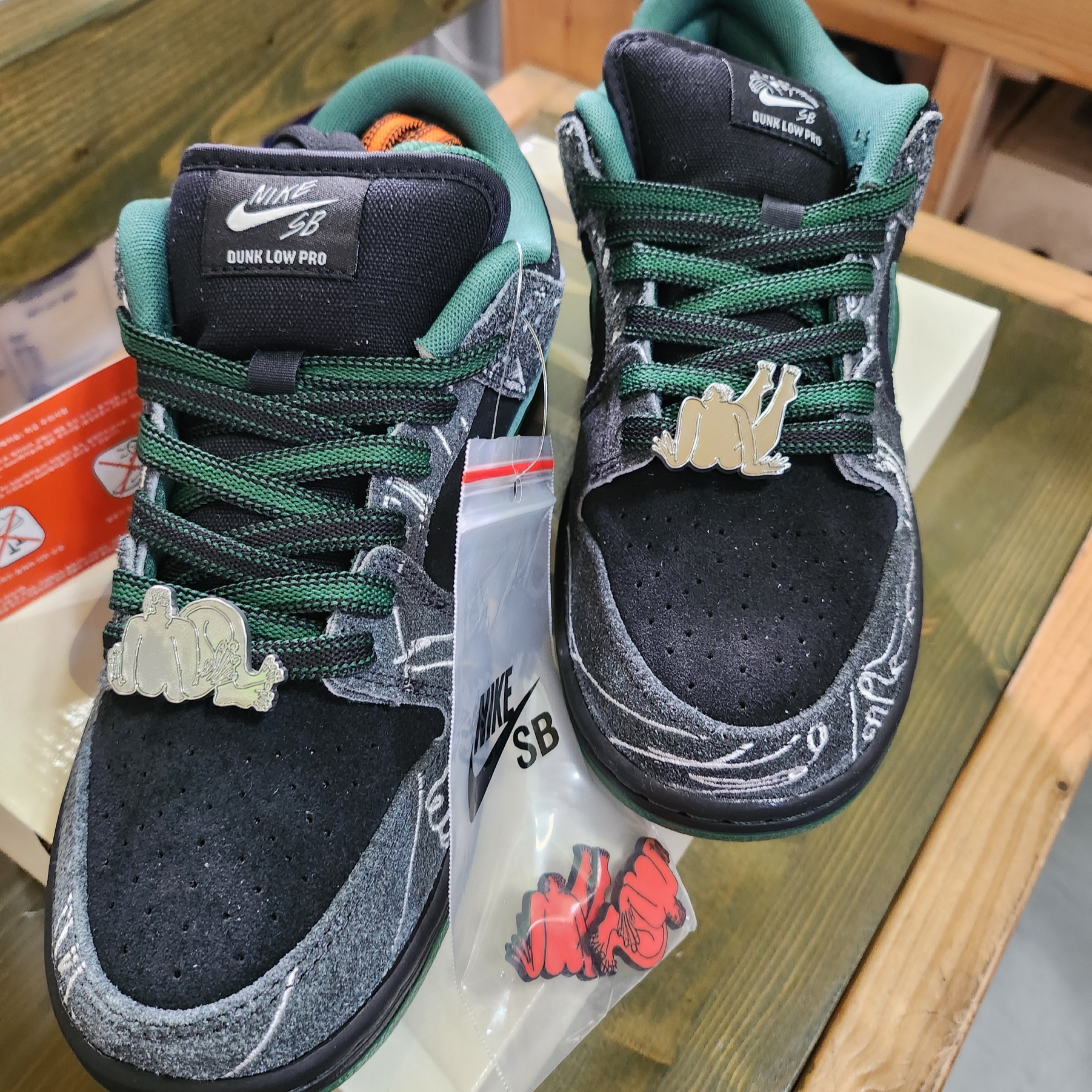 Nike x There SB Dunk Low Pro Anthracite and Gorge Green 착용 스타일 - 3