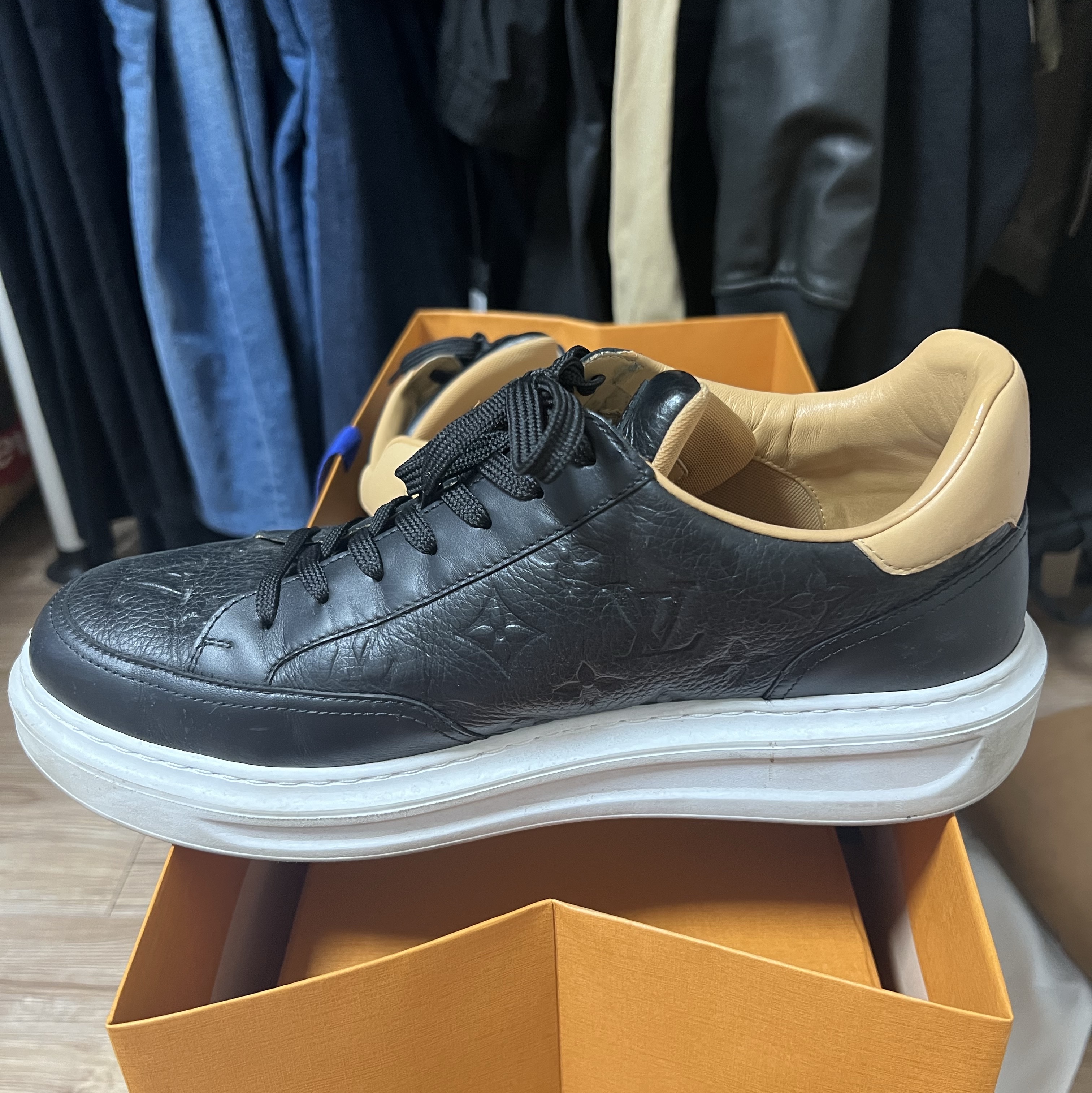 Louis Vuitton Beverly Hills Sneakers Black 착용 스타일 - 2