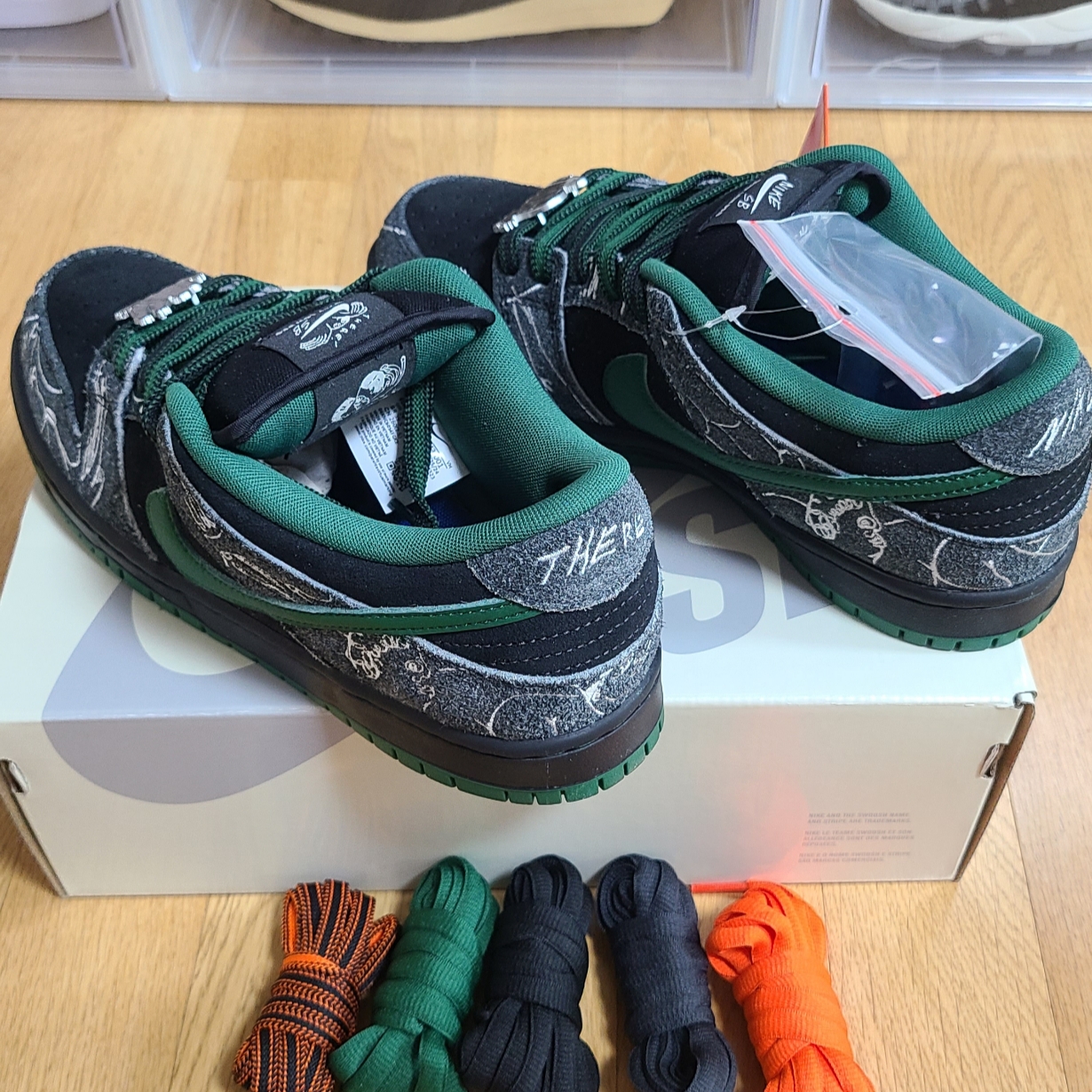 Nike x There SB Dunk Low Pro Anthracite and Gorge Green 착용 스타일 - 3