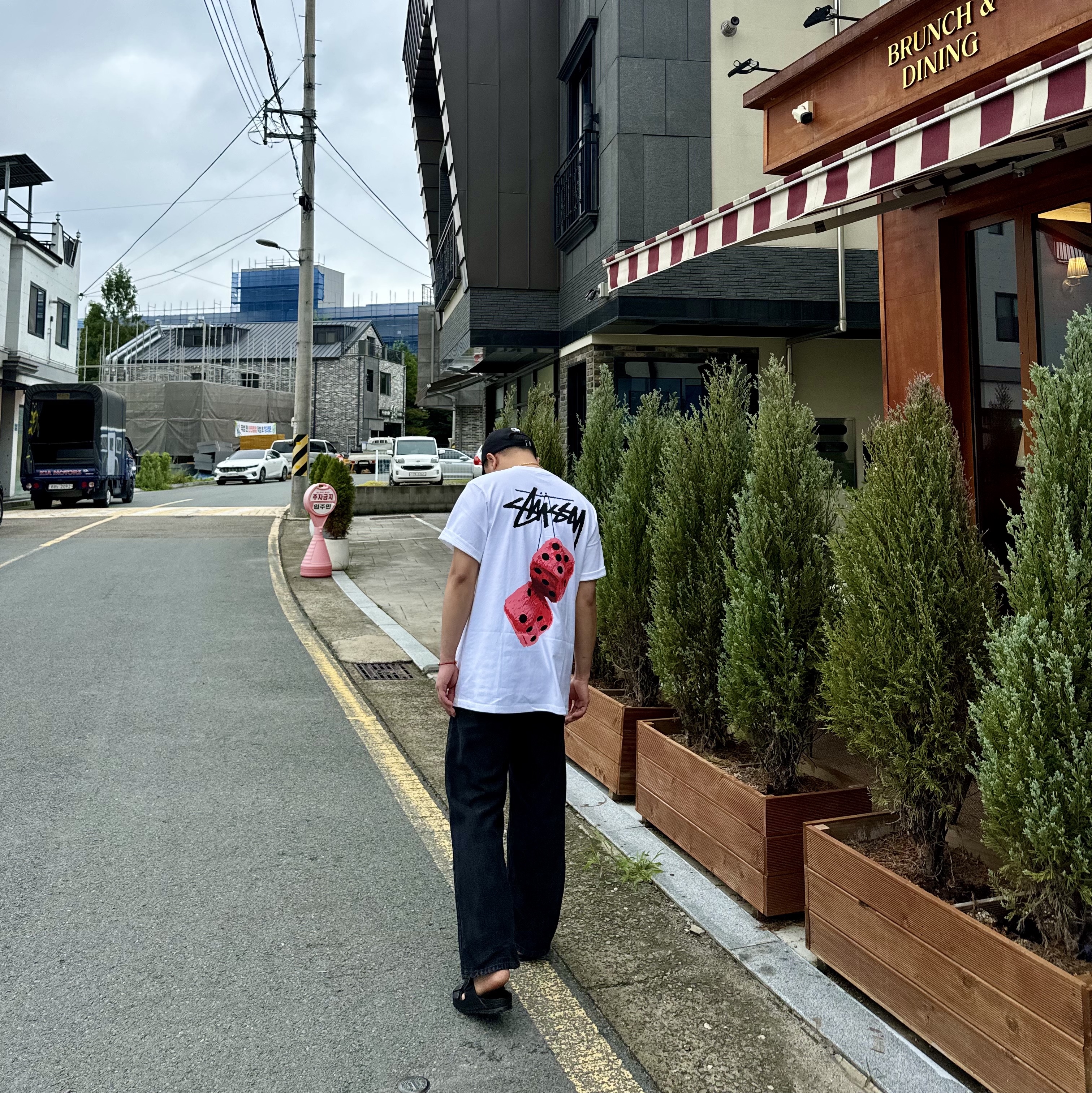 Stussy Fuzzy Dice T-Shirt White, Birkenstock Arizona Essentials Eva Black - Regular 착용 스타일