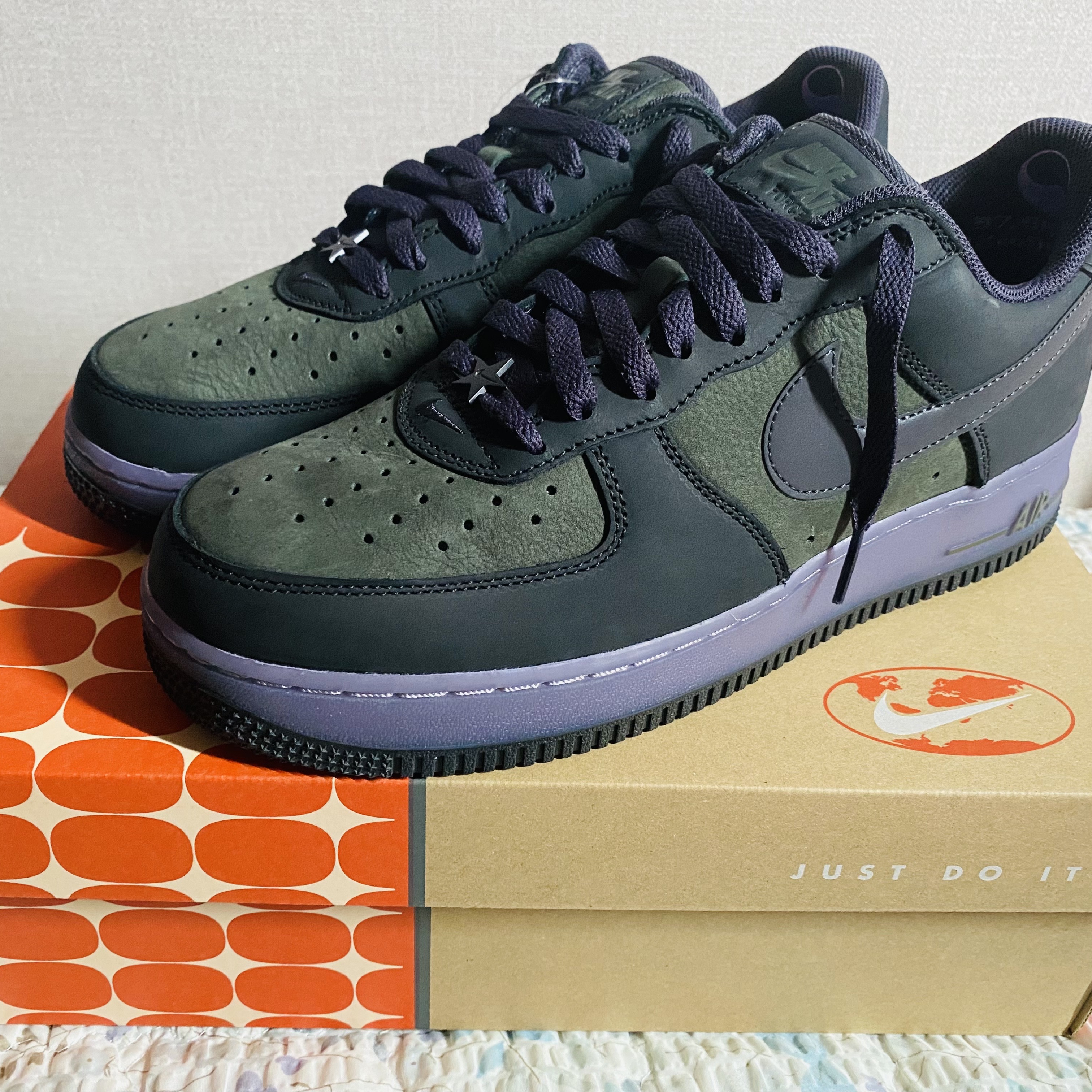 Nike Air Force 1 Retro Seoul Black and Sequoia, Stussy Metal Bent Crown Keychain Silver 착용 스타일 - 8