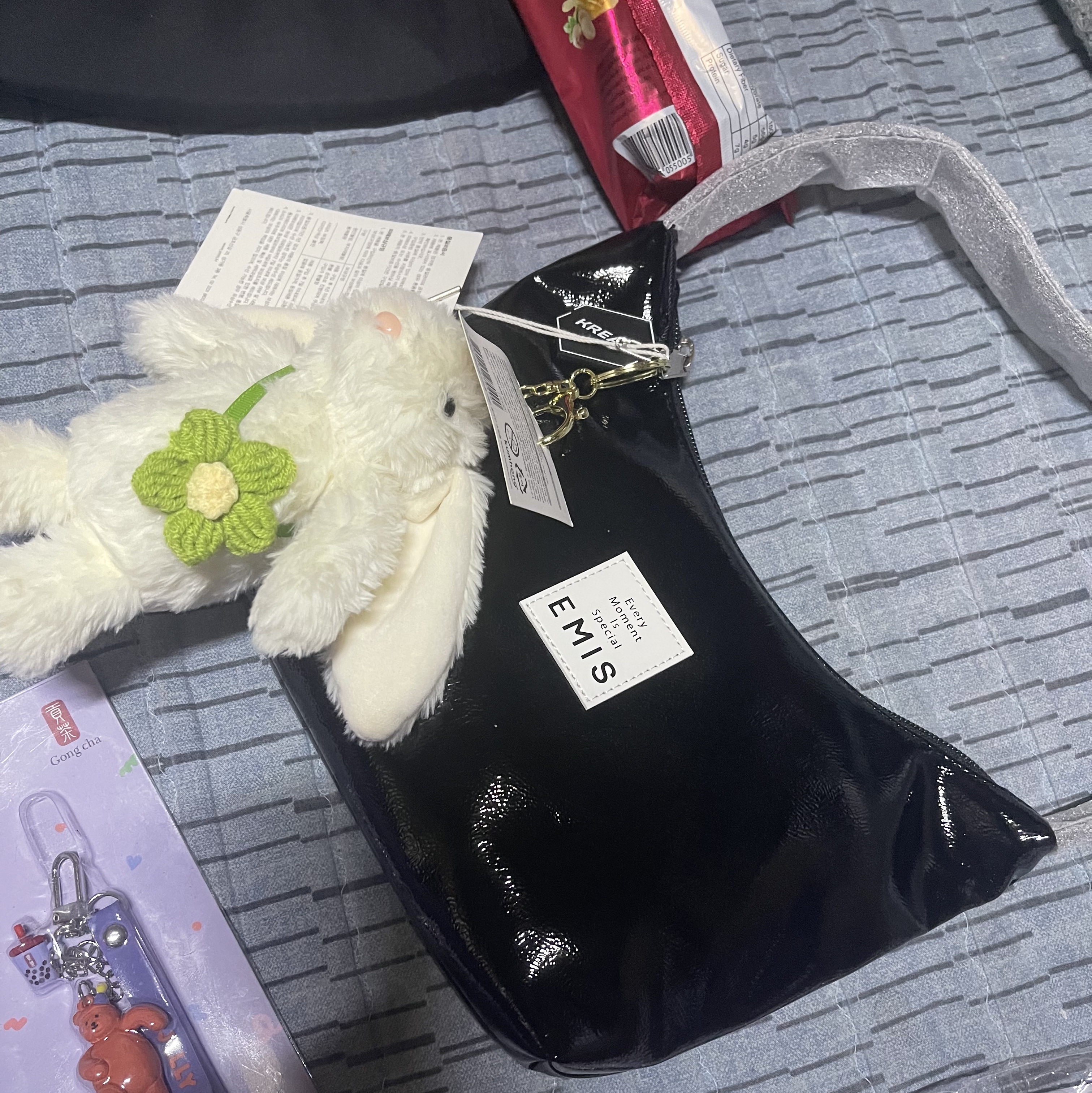Emis New Enamel Hobo Bag Black 착용 스타일