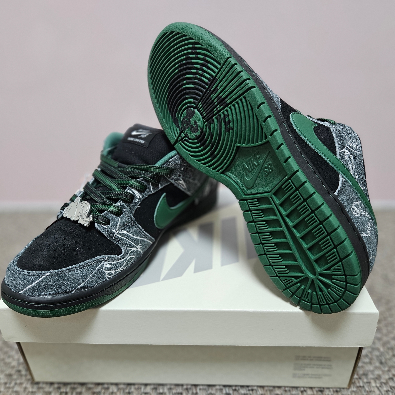 Nike x There SB Dunk Low Pro Anthracite and Gorge Green 착용 스타일 - 3