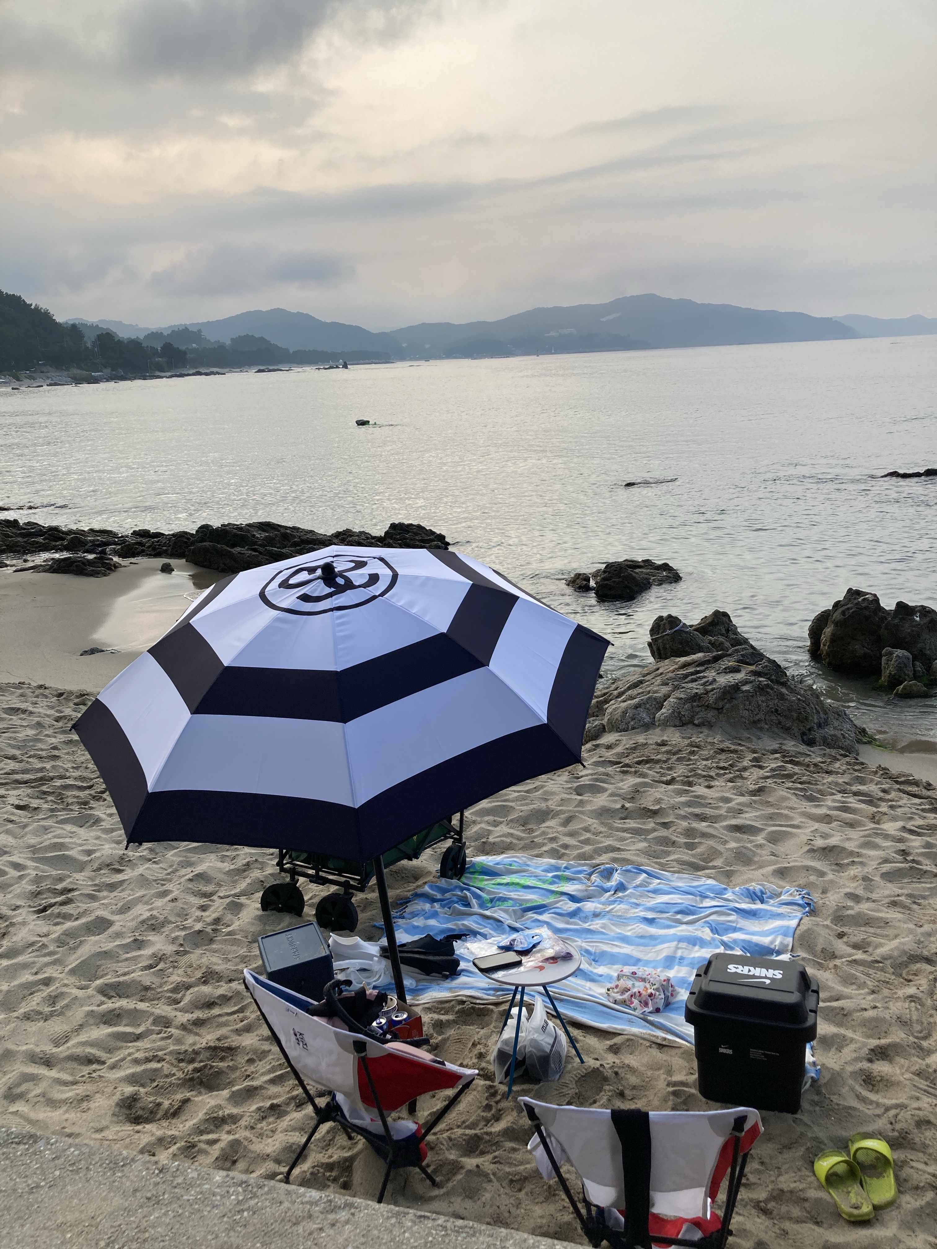 Stussy Beach Umbrella Black White, Stussy Surf Dot Beach Blanket Multi 착용 스타일 - 1