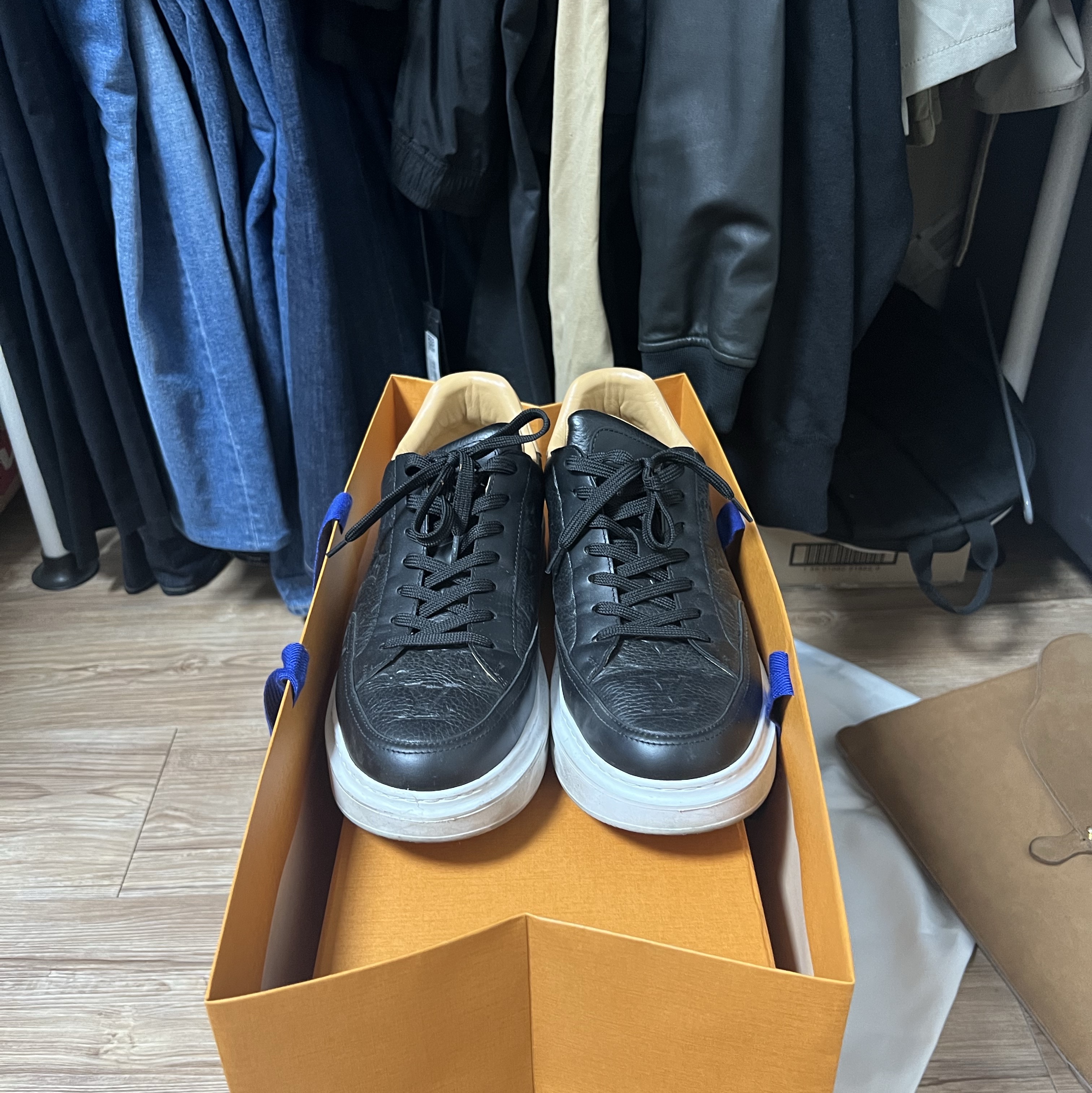 Louis Vuitton Beverly Hills Sneakers Black 착용 스타일 - 1