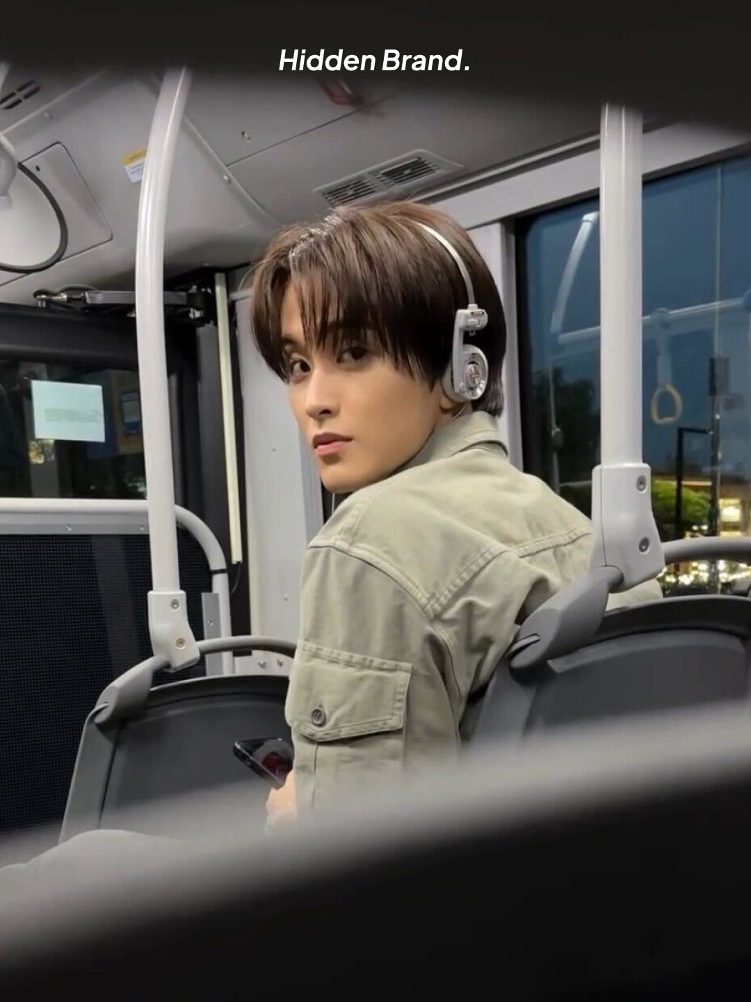Supreme x Koss Portapro Headphones Silver - 23FW, Supreme x Koss Portapro Headphones White - 23FW 착용 스타일 - 4