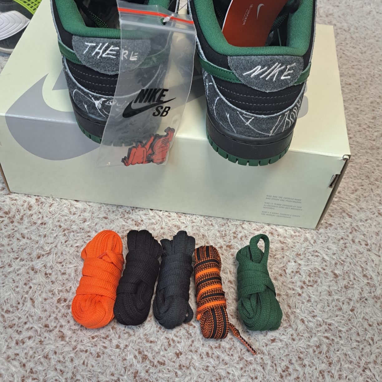 Nike x There SB Dunk Low Pro Anthracite and Gorge Green 착용 스타일 - 3