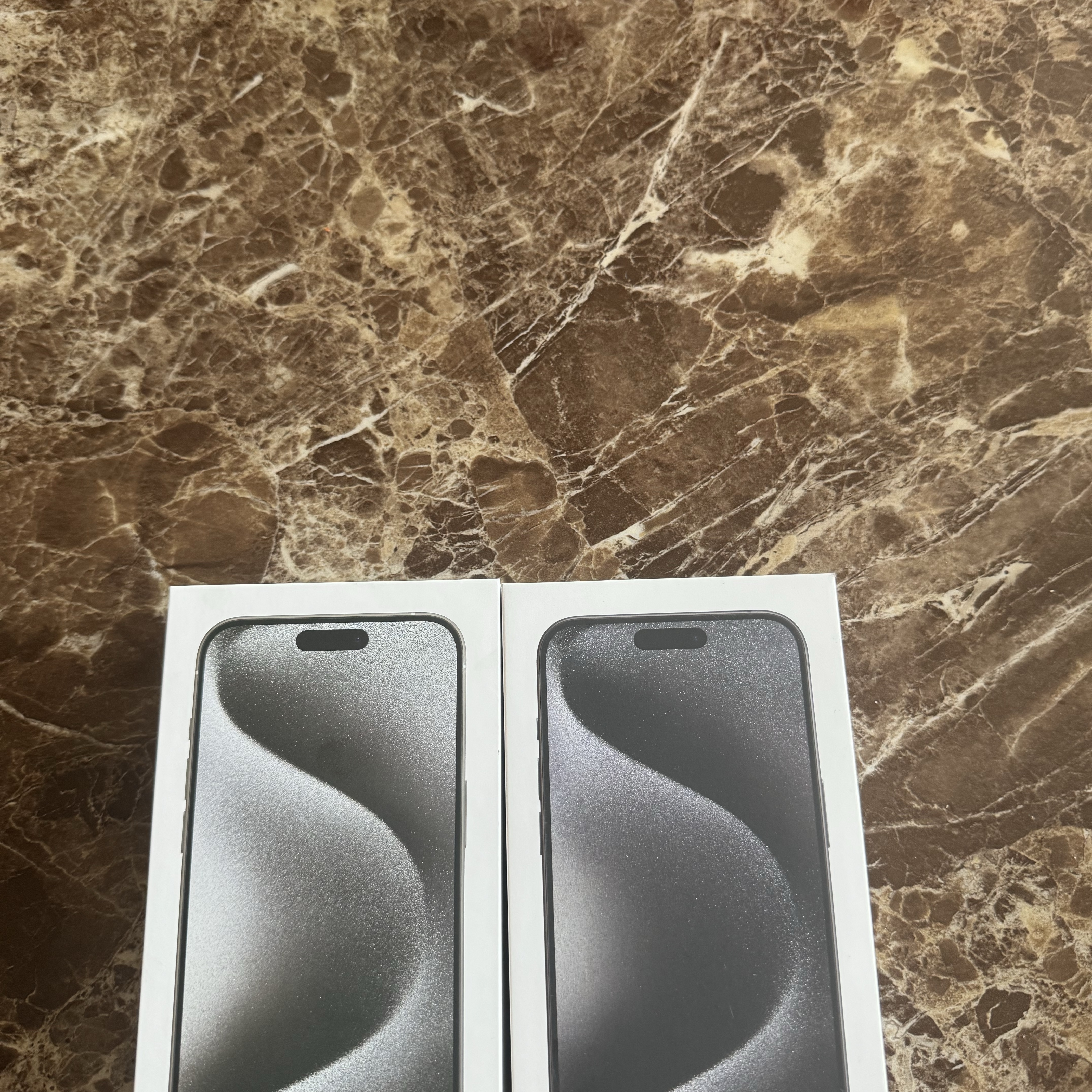 Apple iPhone 15 Pro 256GB Black Titanium (Korean Ver.), Apple iPhone 15 Pro 256GB White Titanium (Korean Ver.) 착용 스타일