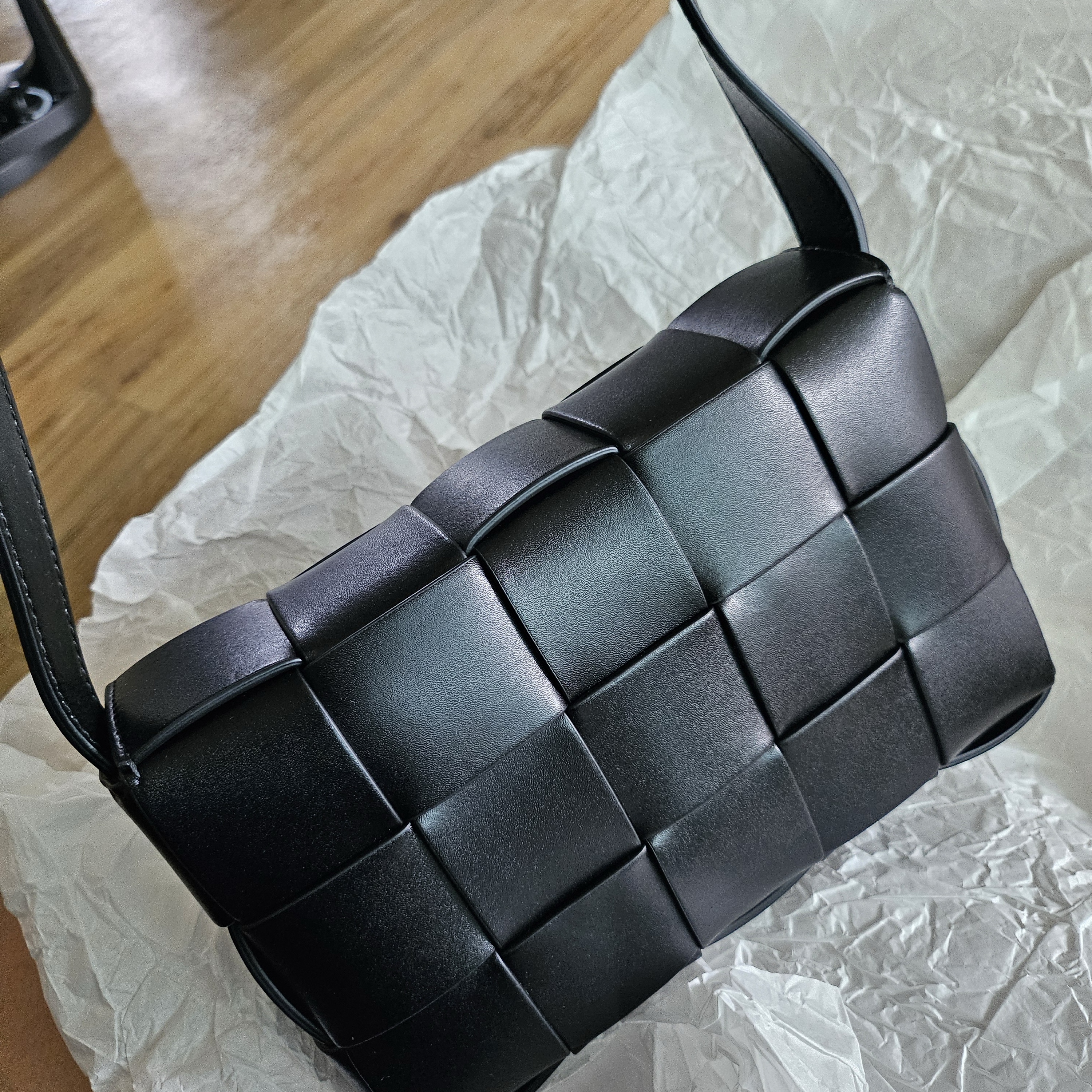 Bottega Veneta Urban Leather Crossbody Cassette Black Silver 착용 스타일