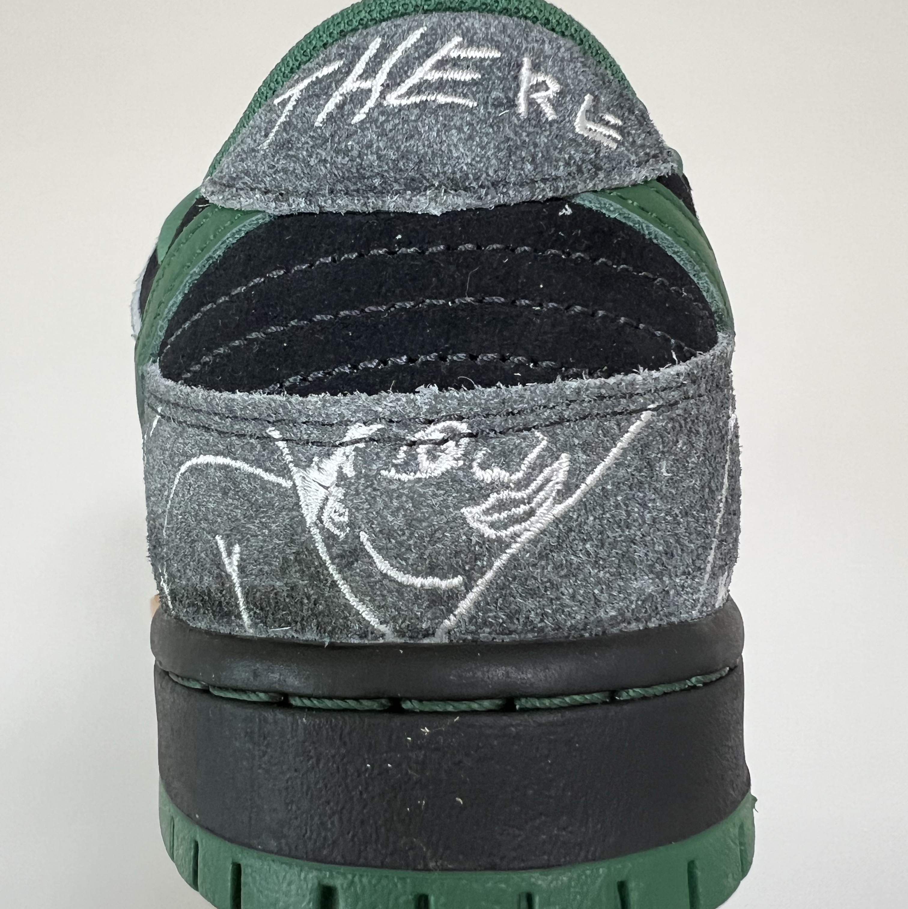 Nike x There SB Dunk Low Pro Anthracite and Gorge Green 착용 스타일 - 3