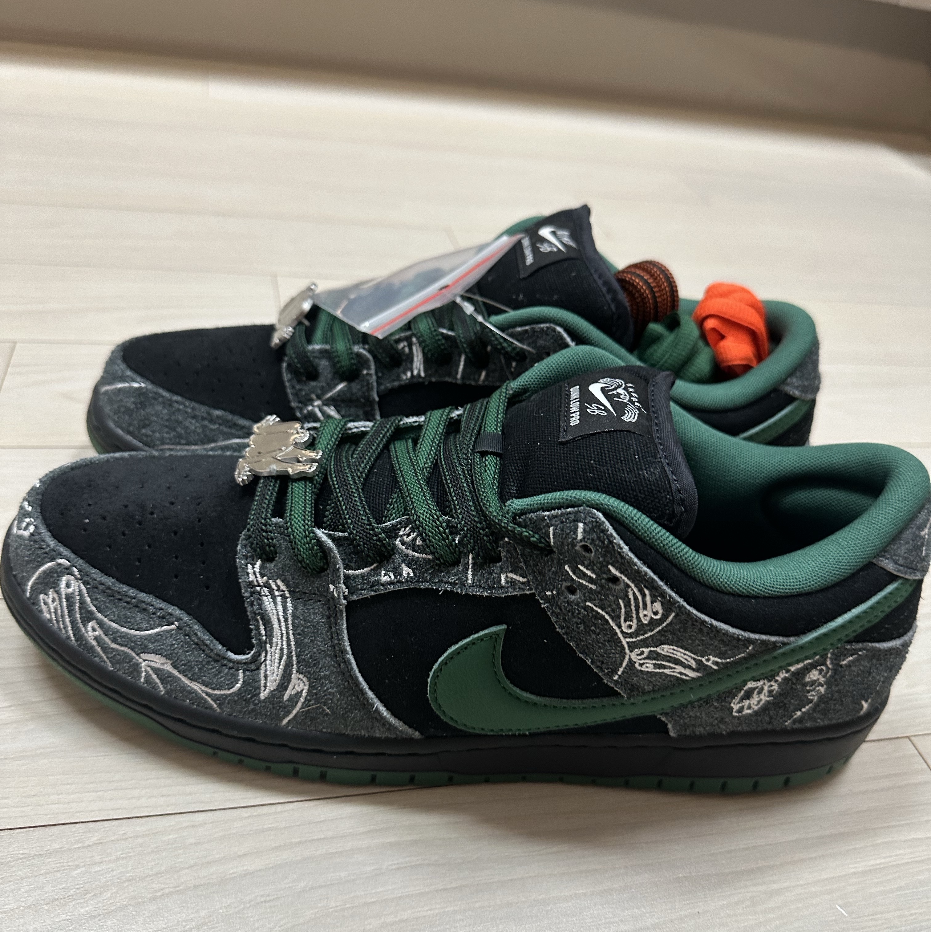 Nike x There SB Dunk Low Pro Anthracite and Gorge Green 착용 스타일