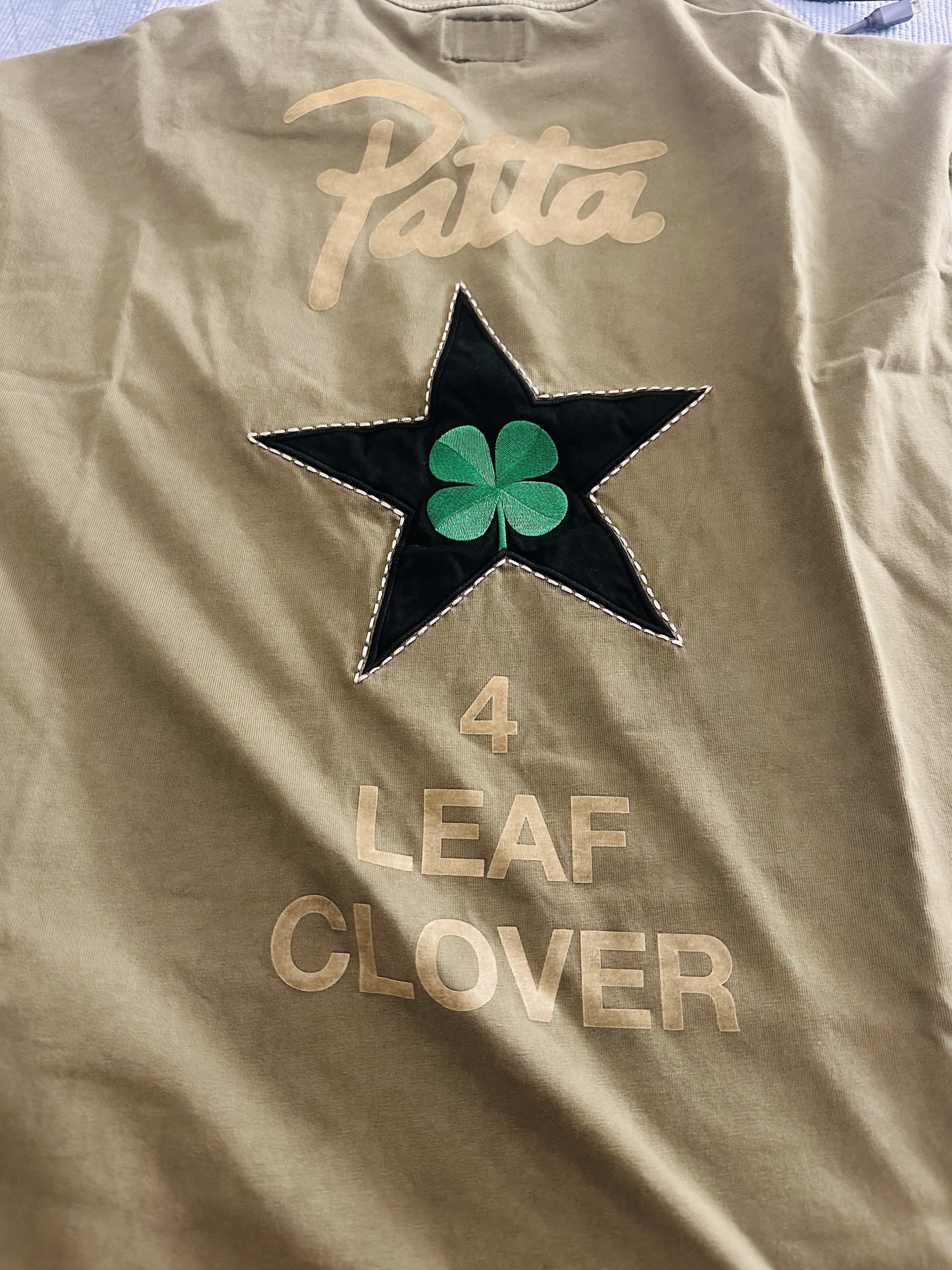 Converse x Patta Four Leaf Clover Short Sleeve T-Shirt Burnt Olive 착용 스타일