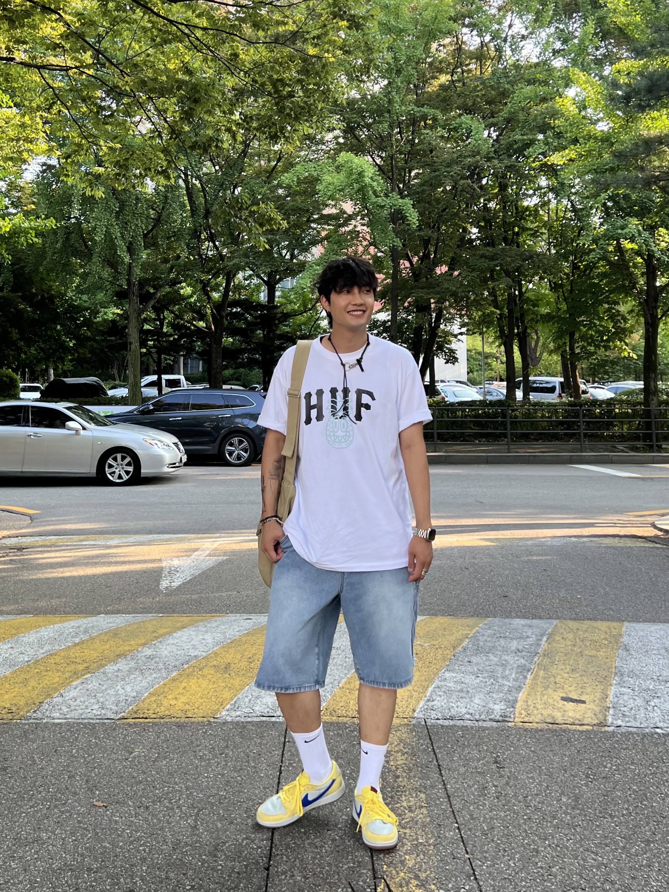 HUF x Reddy Pinnacle T-Shirt White, (W) Jordan 1 x Travis Scott Retro Low OG SP Canary 착용 스타일 - 1