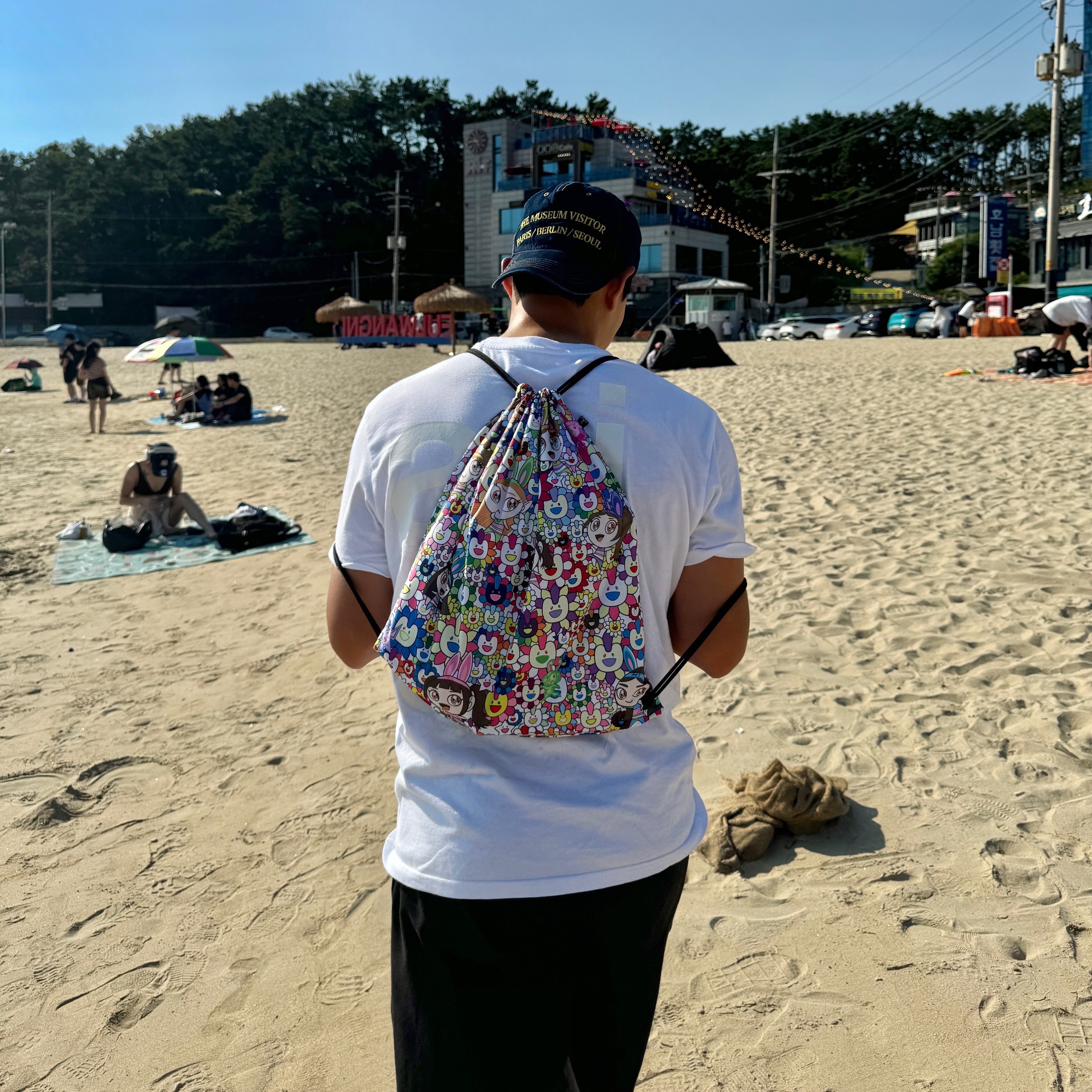 NewJeans Supernatural NJ x Murakami Drawstring Bag Ver., The Museum Visitor Washed Denim Ball Cap Dark Navy 착용 스타일