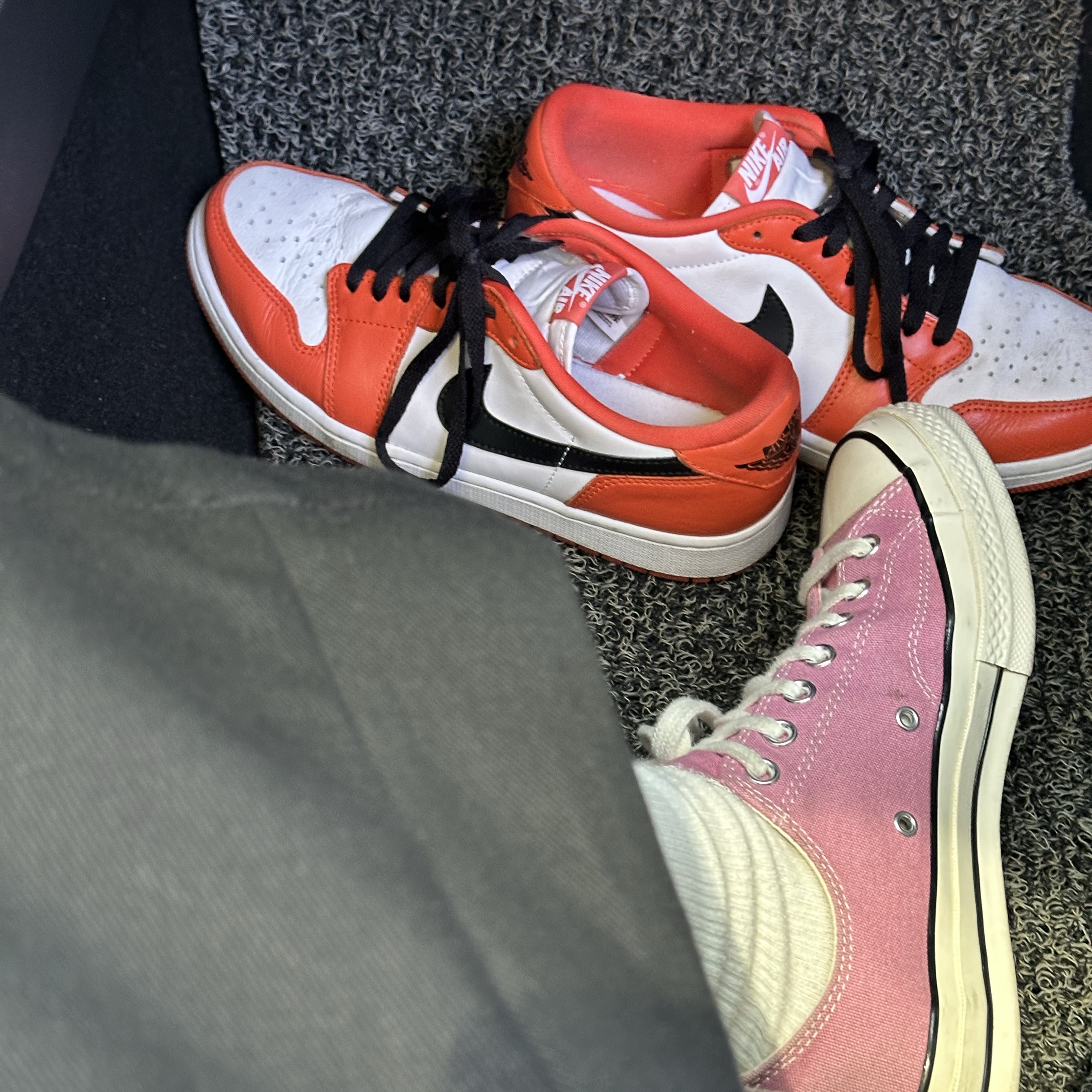 Jordan 1 Low OG Starfish, Converse Chuck 70 Ox Seasonal Color Pink 착용 스타일
